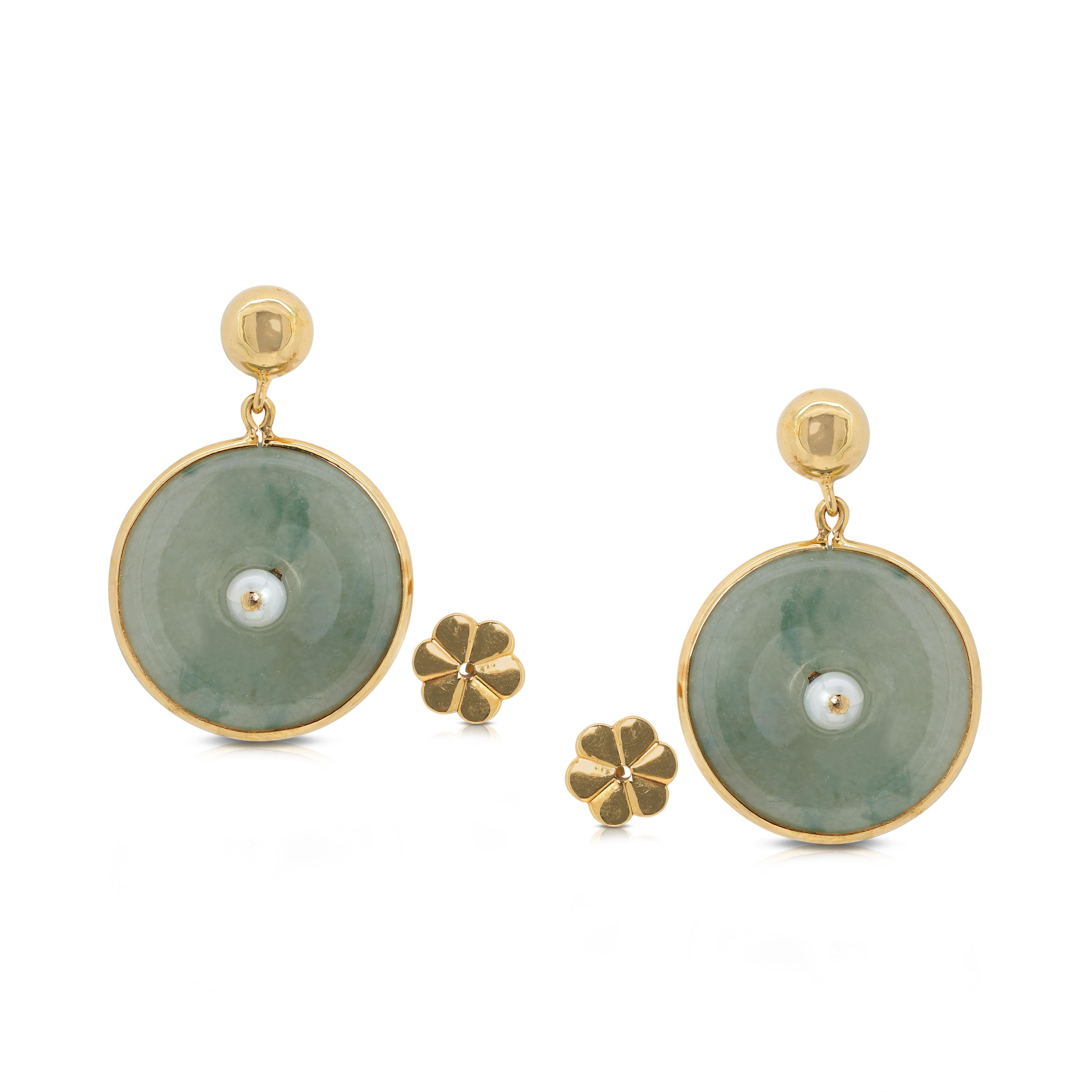 Lovely Jade Circular Earrings in 18K Yellow Gold For Sale 2