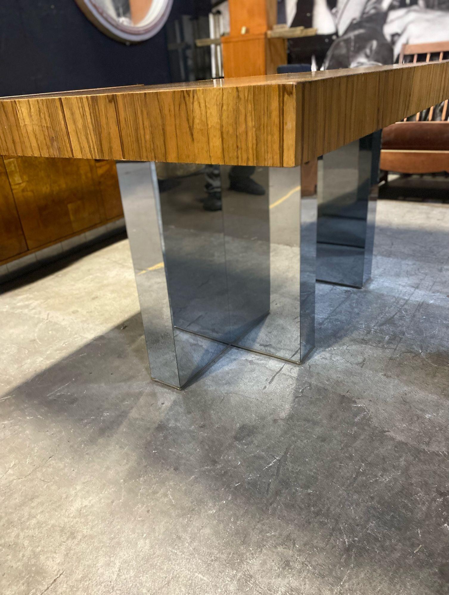 Preciosa Mesa de Comedor de Madera Lacada Base Cruciforme de Acero Pulido en Bueno estado para la venta en Asbury Park, NJ