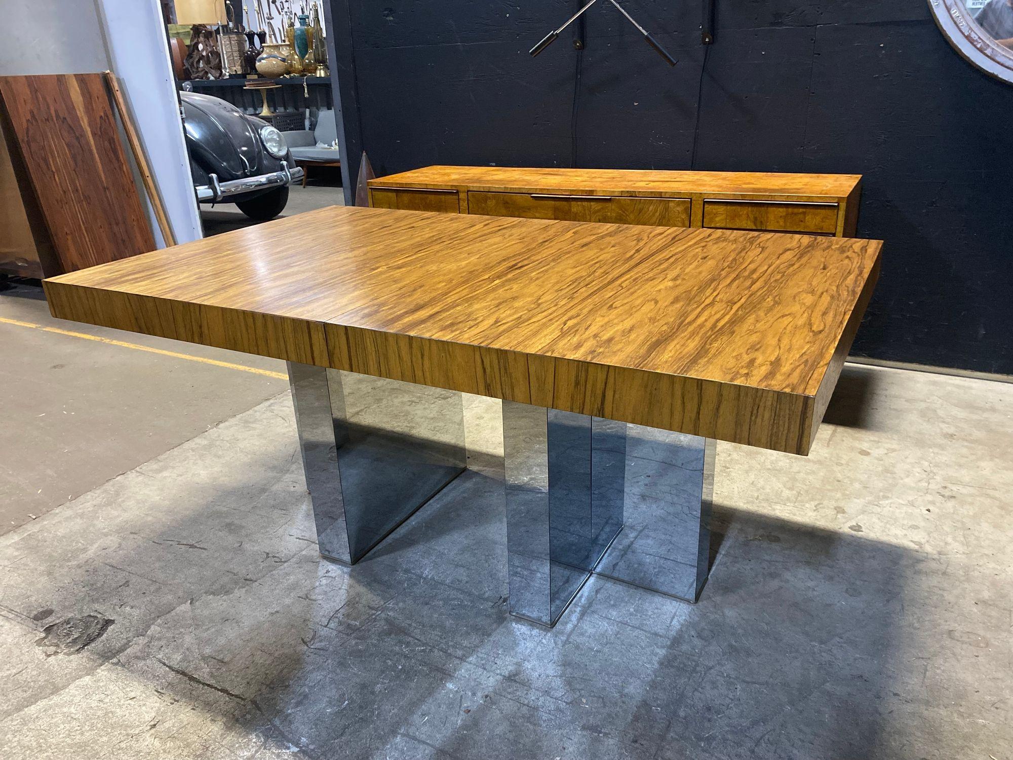 Preciosa Mesa de Comedor de Madera Lacada Base Cruciforme de Acero Pulido finales del siglo XX en venta