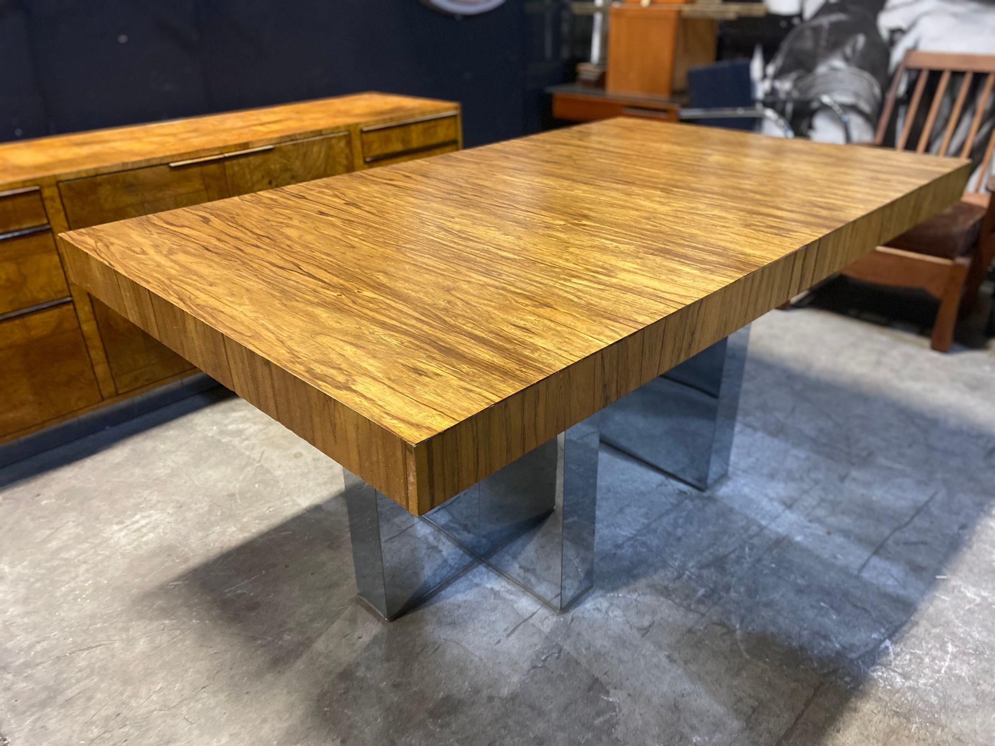 Preciosa Mesa de Comedor de Madera Lacada Base Cruciforme de Acero Pulido Fibra de vidrio en venta