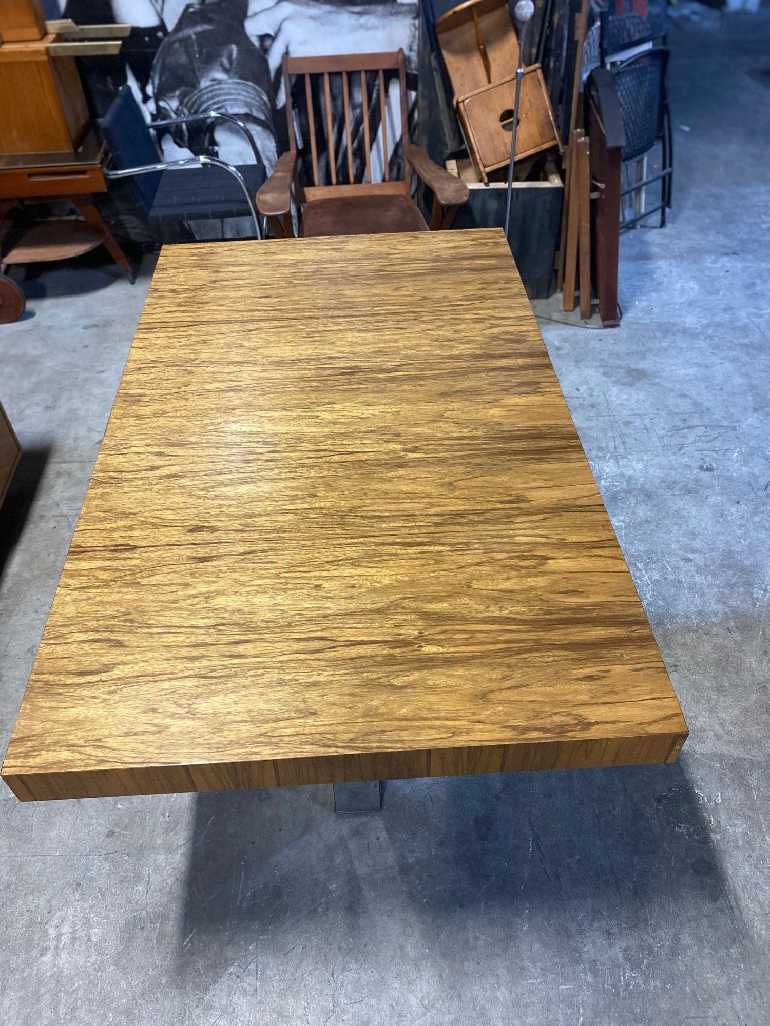 Preciosa Mesa de Comedor de Madera Lacada Base Cruciforme de Acero Pulido en venta 1