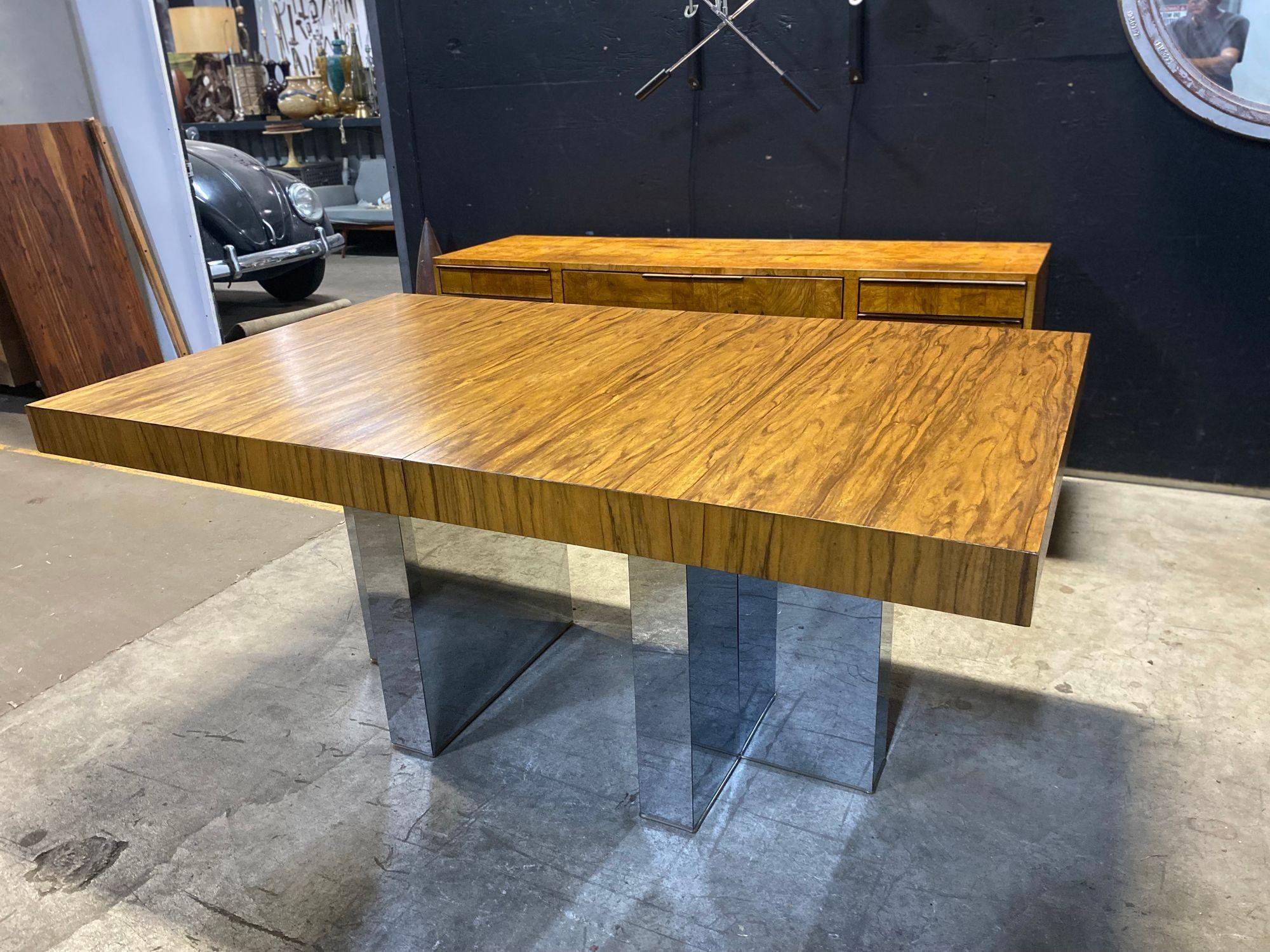 Preciosa Mesa de Comedor de Madera Lacada Base Cruciforme de Acero Pulido en venta 4