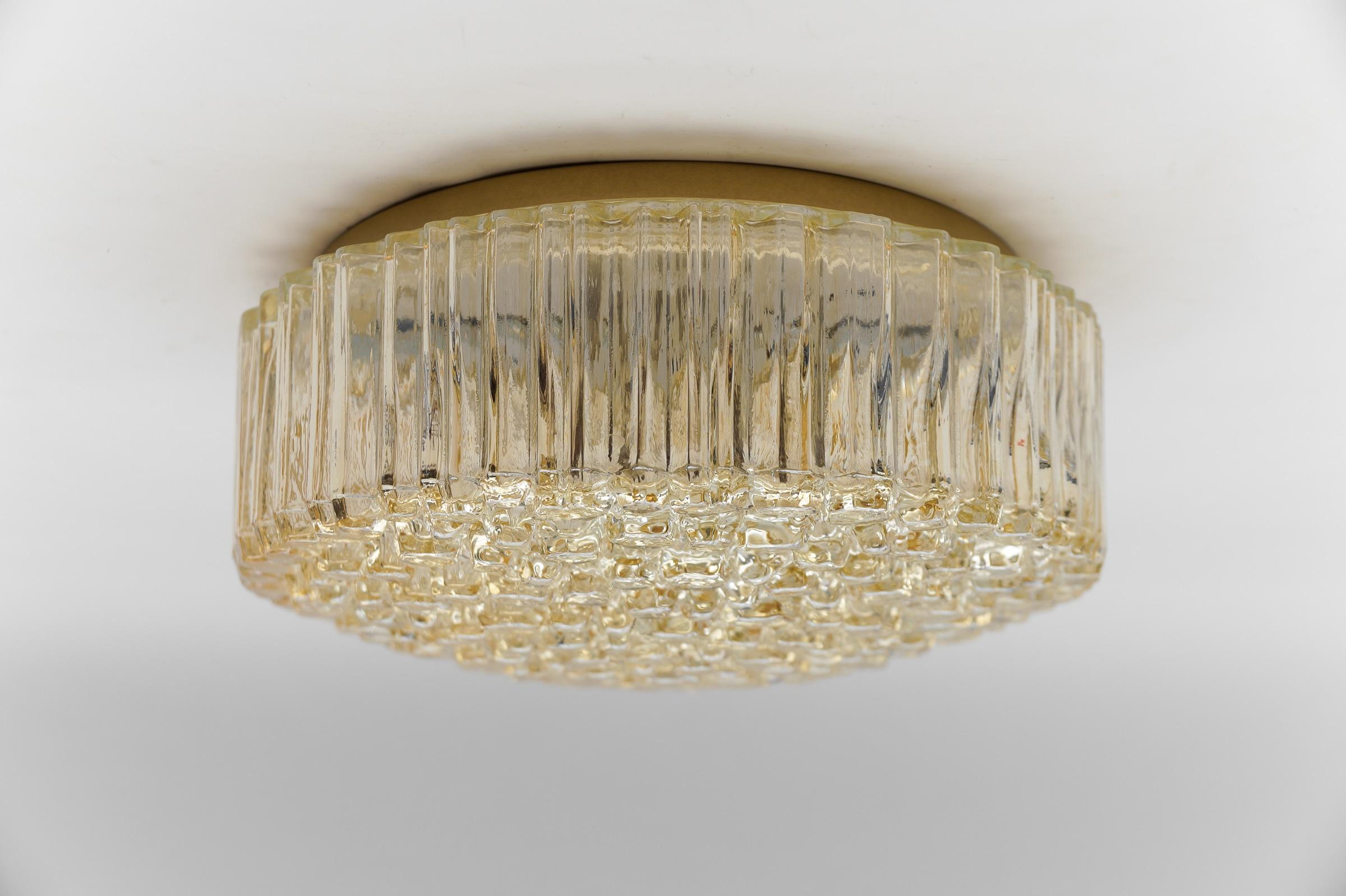 Magnifique grande lampe encastrée en verre bullé ambré par Helena Tynell pour Limburg, Allemagne, années 1960

Chaque luminaire nécessite 1 ampoule standard E27 de 60W max.

Les ampoules ne sont pas incluses. 

Il est possible d'installer ce