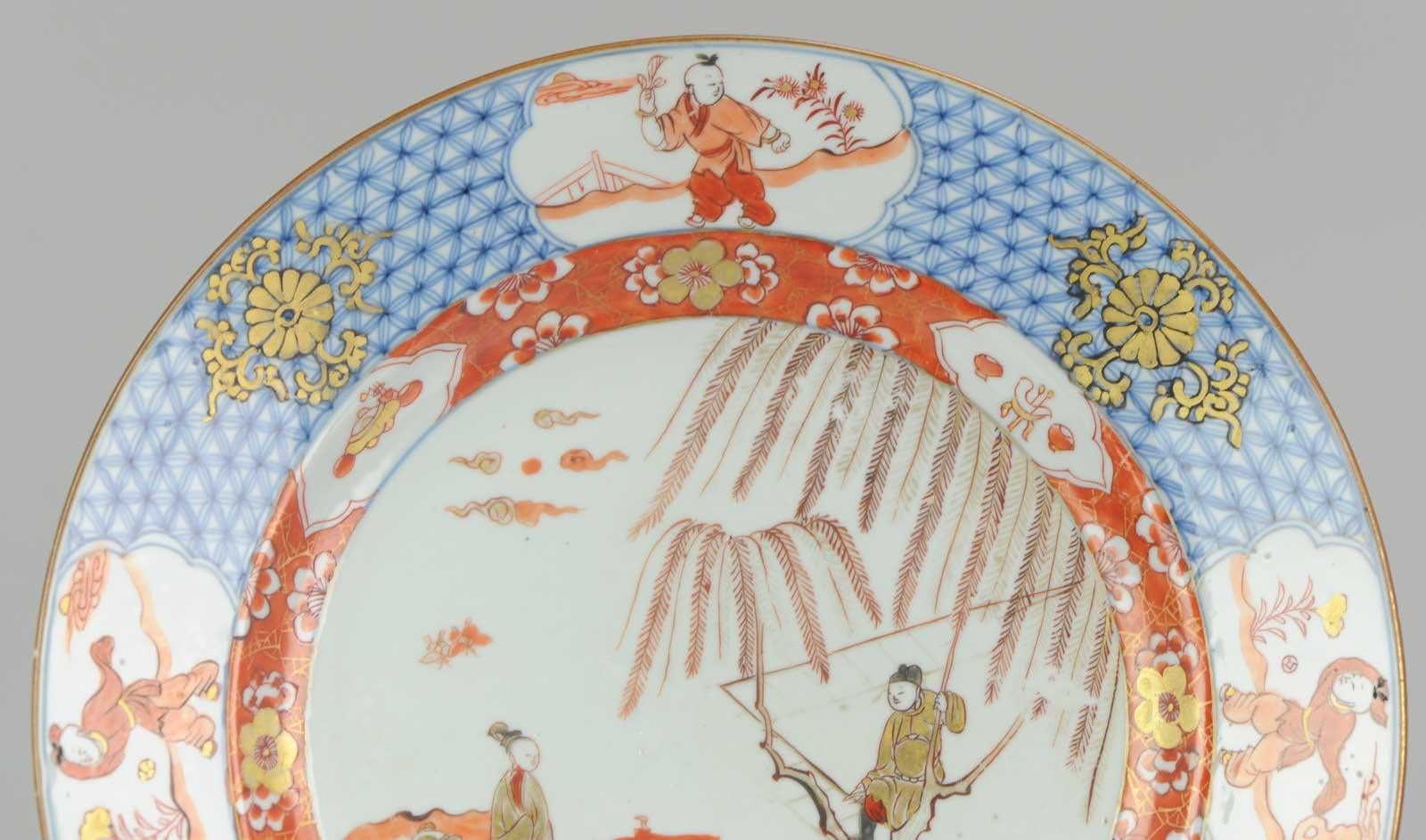 Lovely Large Antique Imari Dish Qing Chinese Porcelain Garden Wall Tree Boys In Good Condition In Amsterdam, Noord Holland