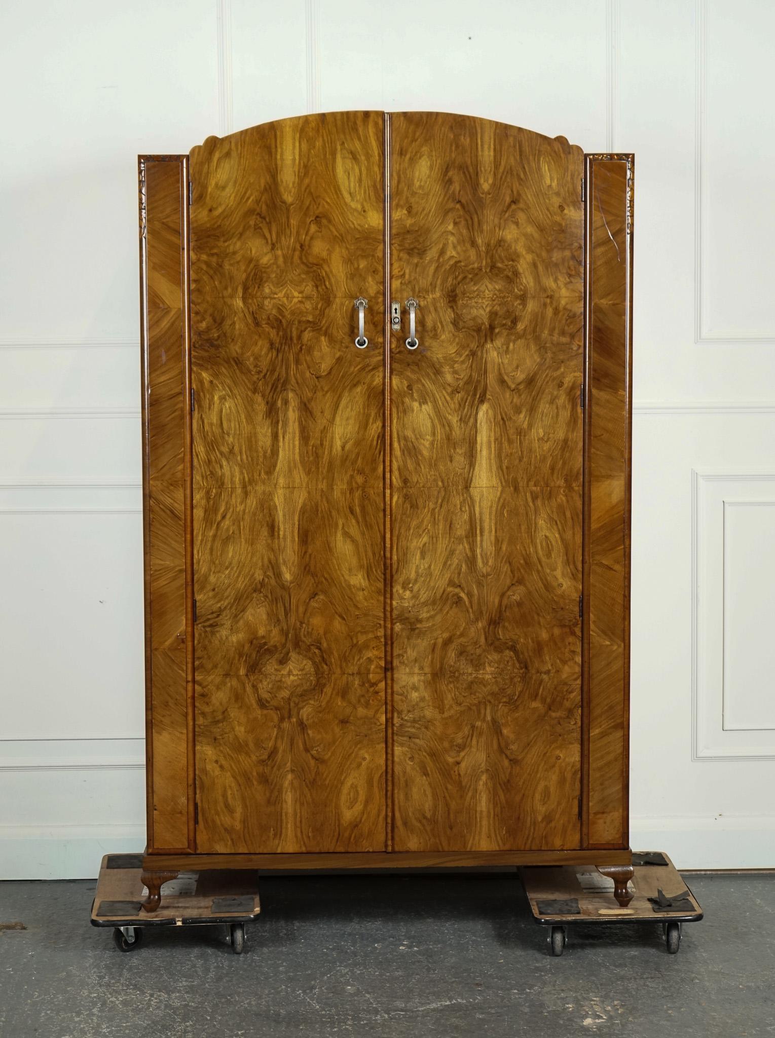 Siamo lieti di offrire in vendita questo grazioso armadio in radica Art Deco. 

Un grazioso armadio Art Deco in radica di noce è un mobile straordinario e sofisticato che incarna il glamour e lo stile dell'epoca Art Deco. L'uso della radica di noce,