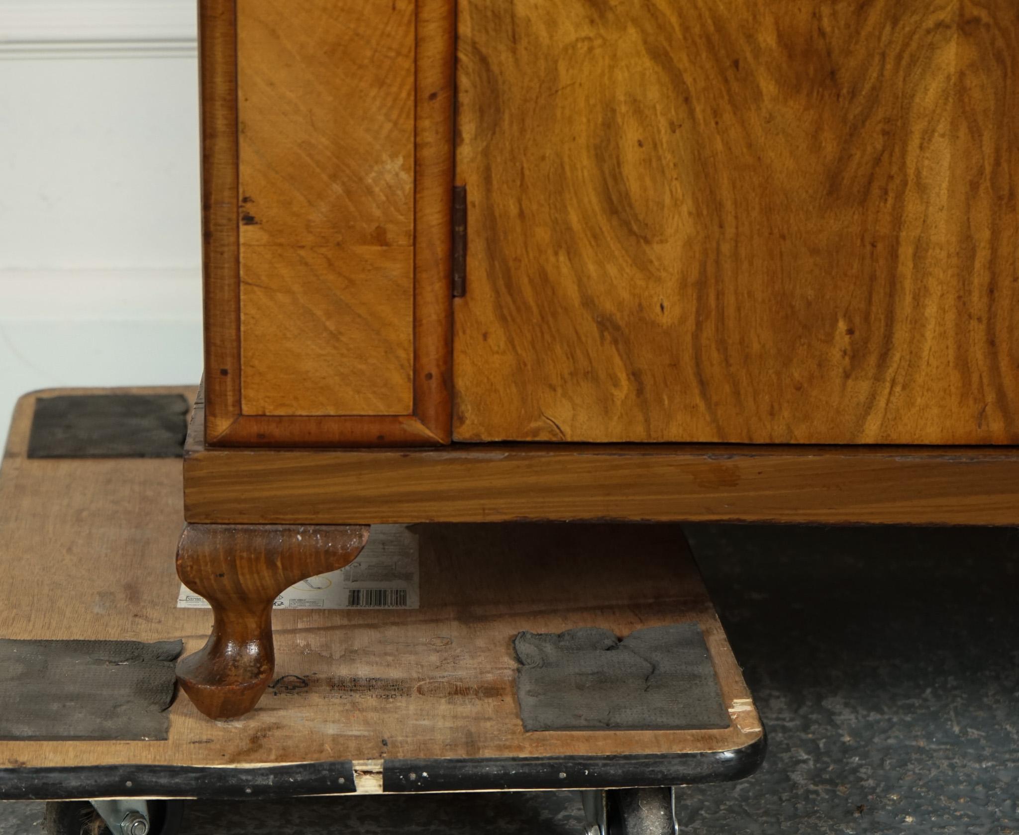 LOVELY LARGE ART DECO BURR WALNUT WARDROBe In condizioni buone in vendita a Pulborough, GB