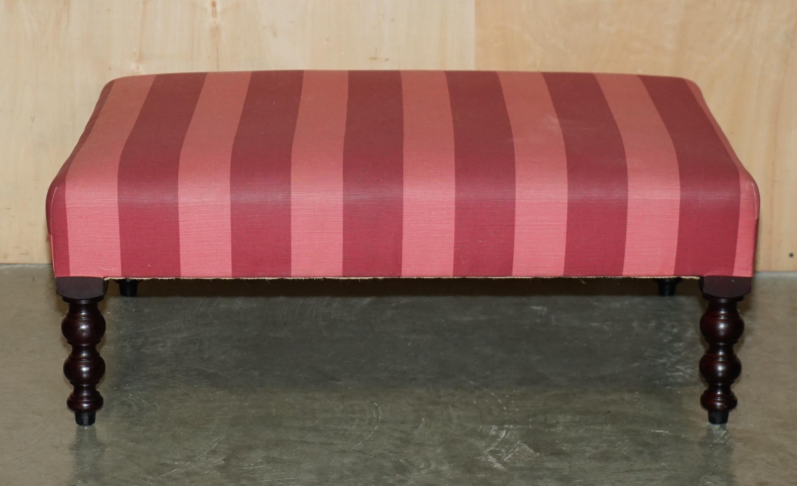 Royal House Antiques

Royal House Antiques a le plaisir d'offrir à la vente cette exquise et très collectionnable Ottomane Vintage George Smith avec tapisserie rayée.

Veuillez noter que la liste des frais de livraison n'est qu'une indication et ne