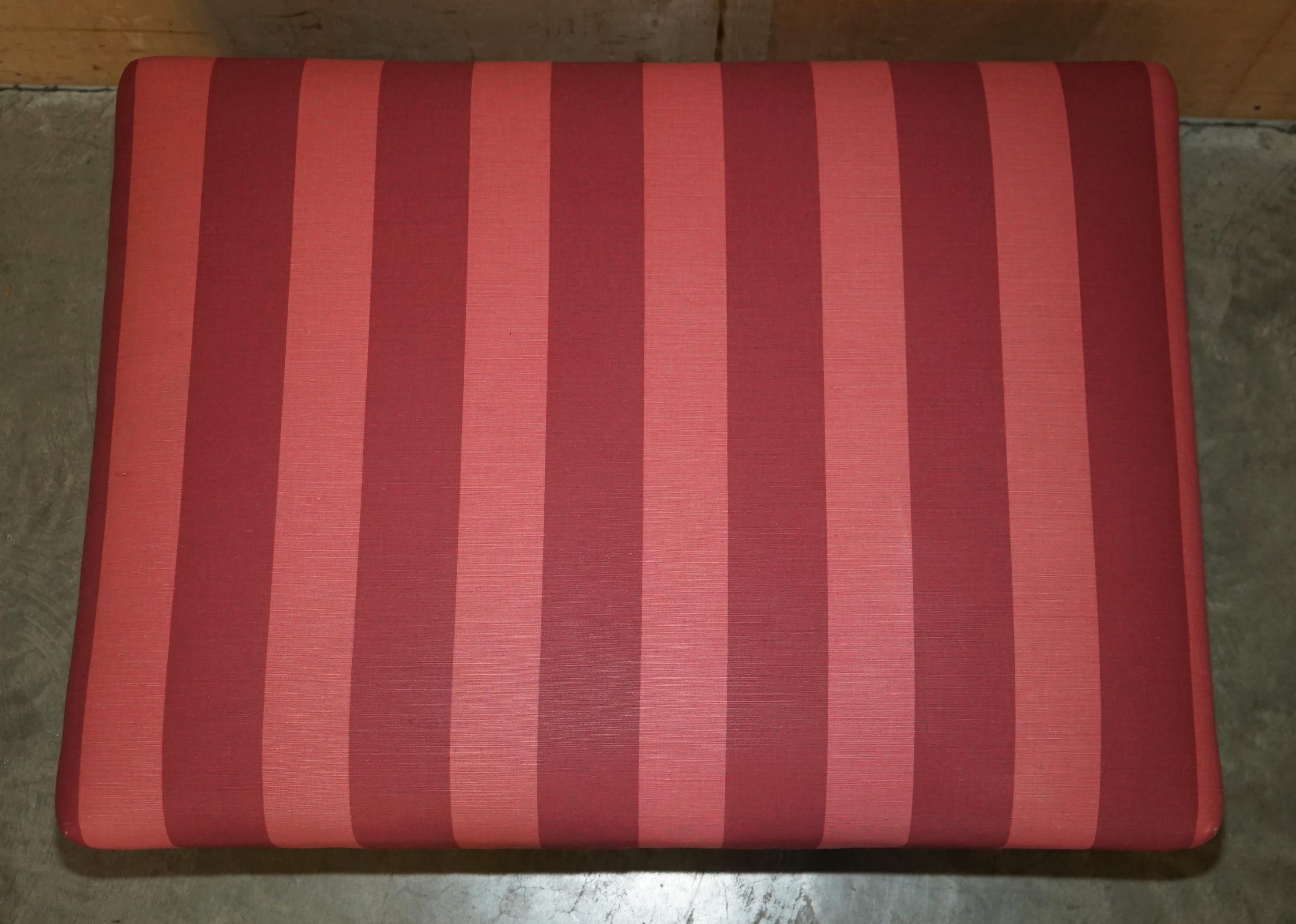 Country JOLI GRAND FOOTSTOOL OTTOMAN DE GEORGE SMiTH EN BOIS DE BEECHE ENCADRÉ PARTANT D'UN ENSEMBLE en vente