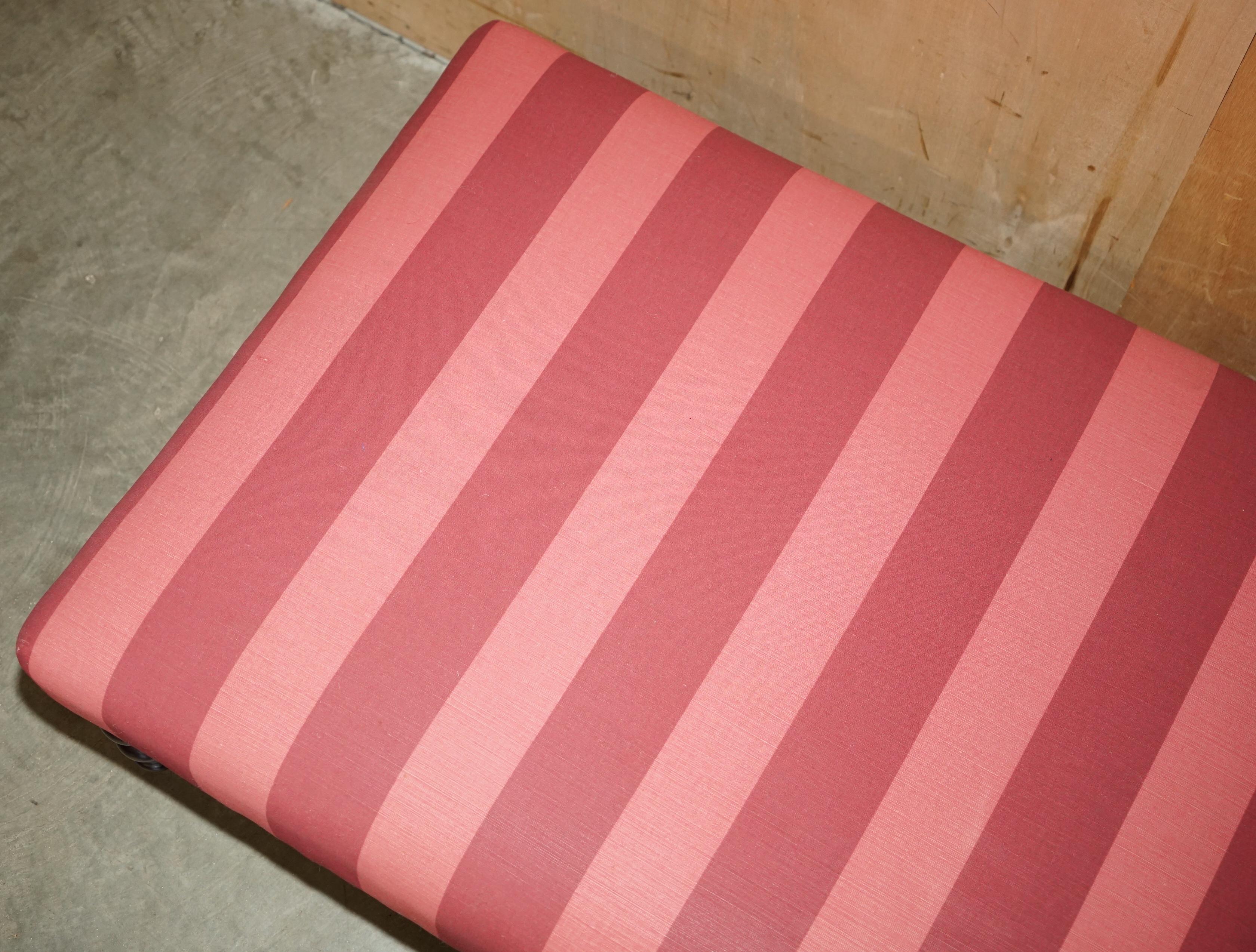 Anglais JOLI GRAND FOOTSTOOL OTTOMAN DE GEORGE SMiTH EN BOIS DE BEECHE ENCADRÉ PARTANT D'UN ENSEMBLE en vente