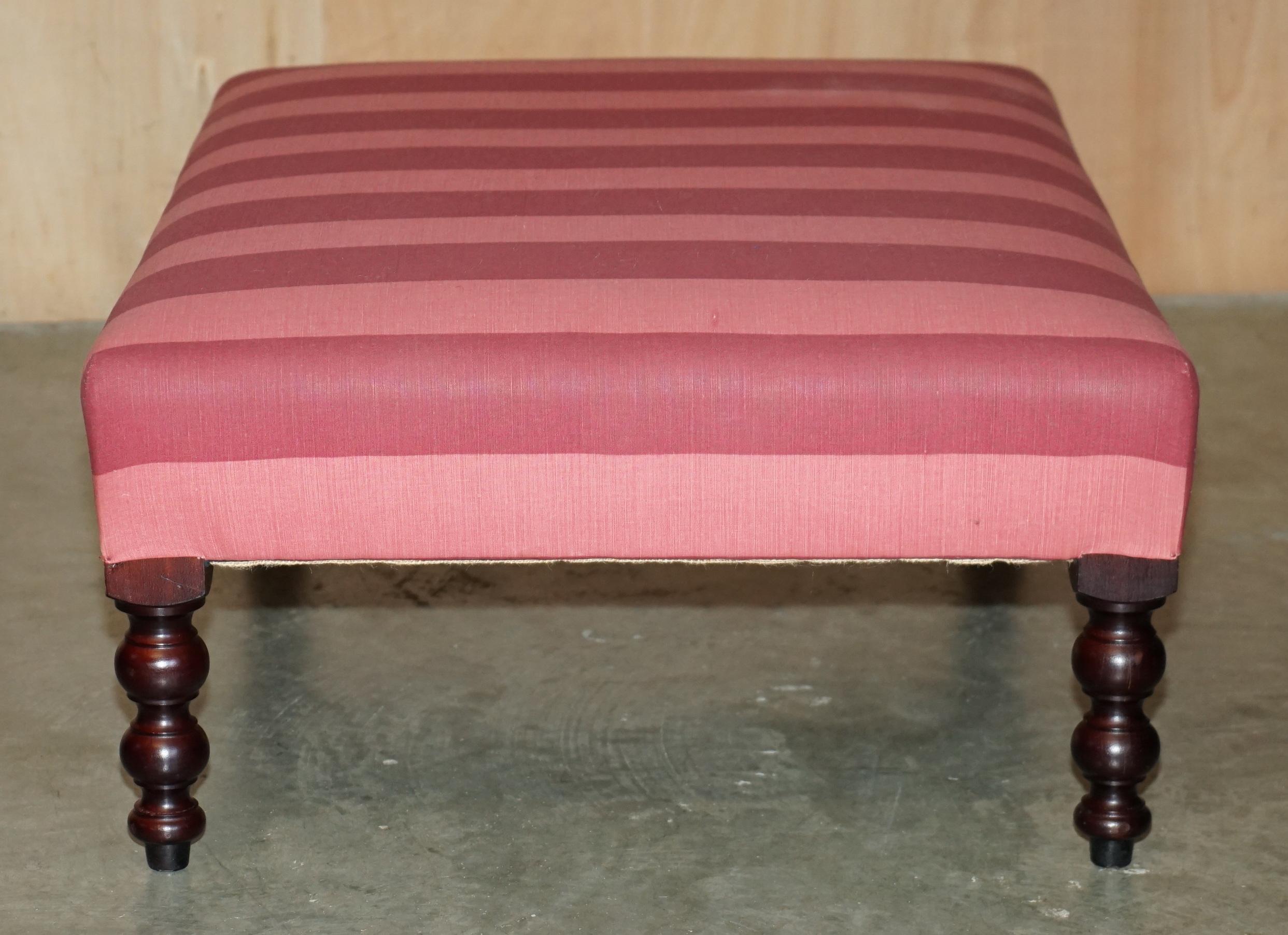 20ième siècle JOLI GRAND FOOTSTOOL OTTOMAN DE GEORGE SMiTH EN BOIS DE BEECHE ENCADRÉ PARTANT D'UN ENSEMBLE en vente