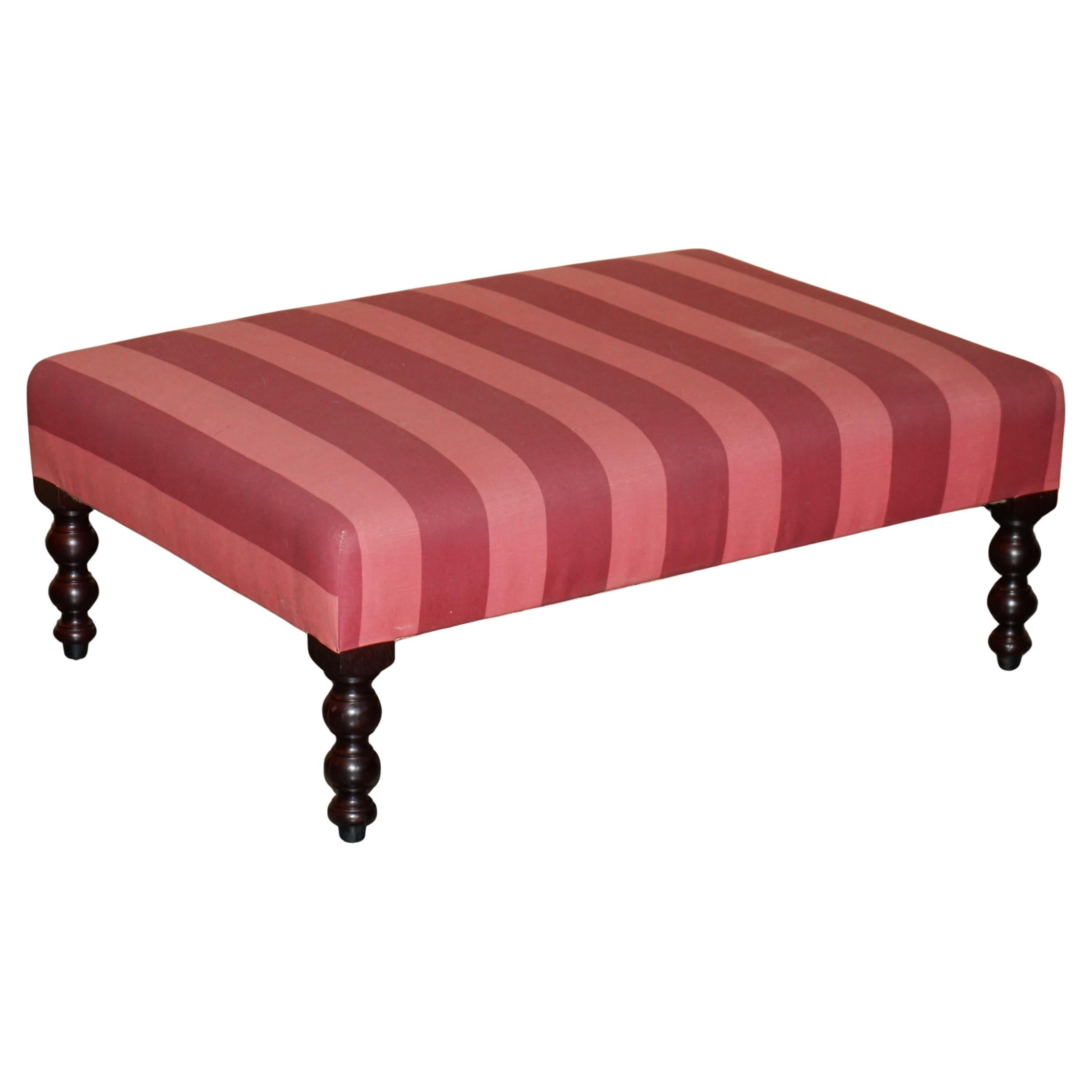 JOLI GRAND FOOTSTOOL OTTOMAN DE GEORGE SMiTH EN BOIS DE BEECHE ENCADRÉ PARTANT D
UN ENSEMBLE en vente