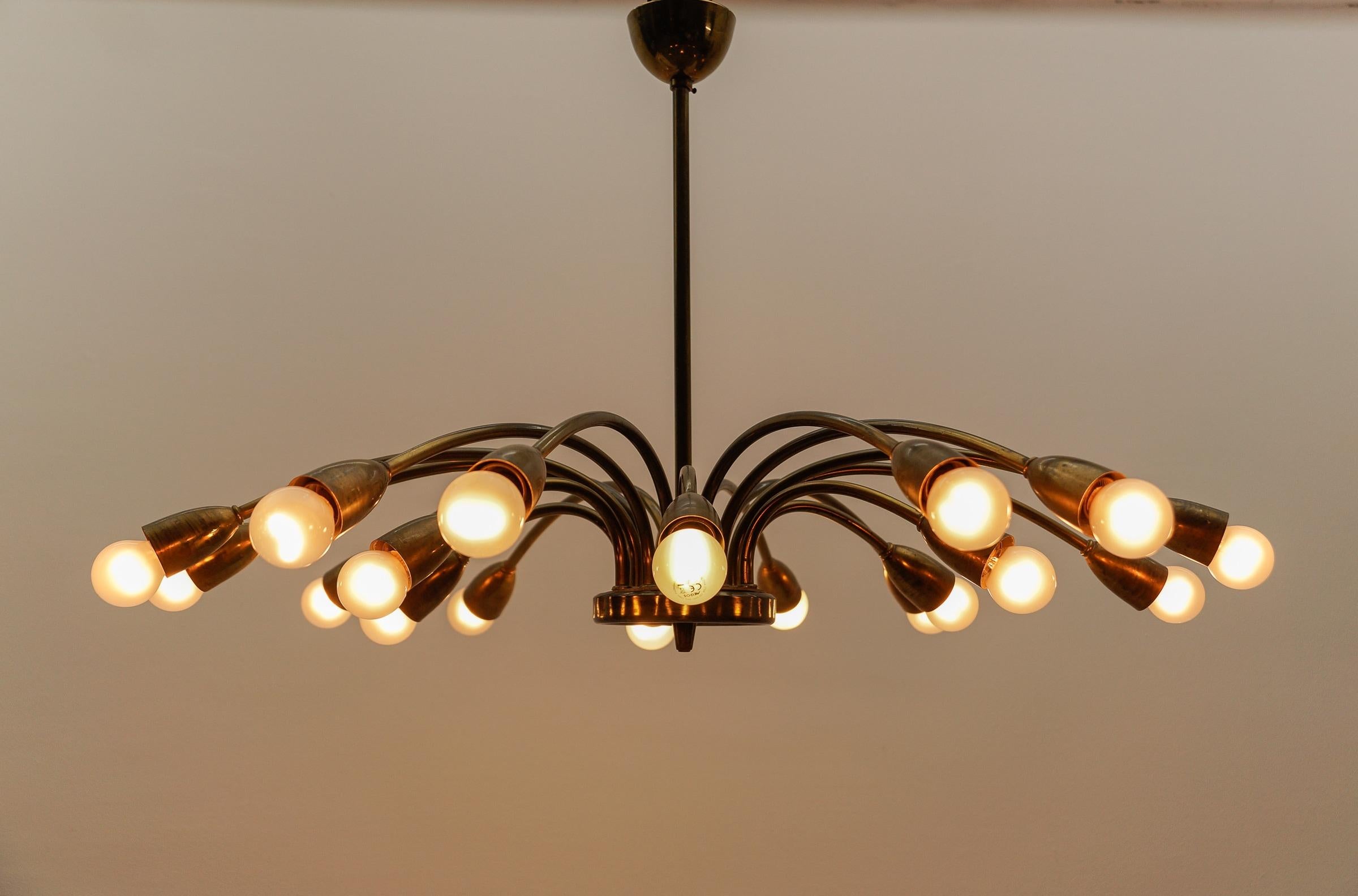 Wunderschöne große Messinglampe Mid Century Modern Sputnik, Österreich, 1950er Jahre (Österreichisch) im Angebot