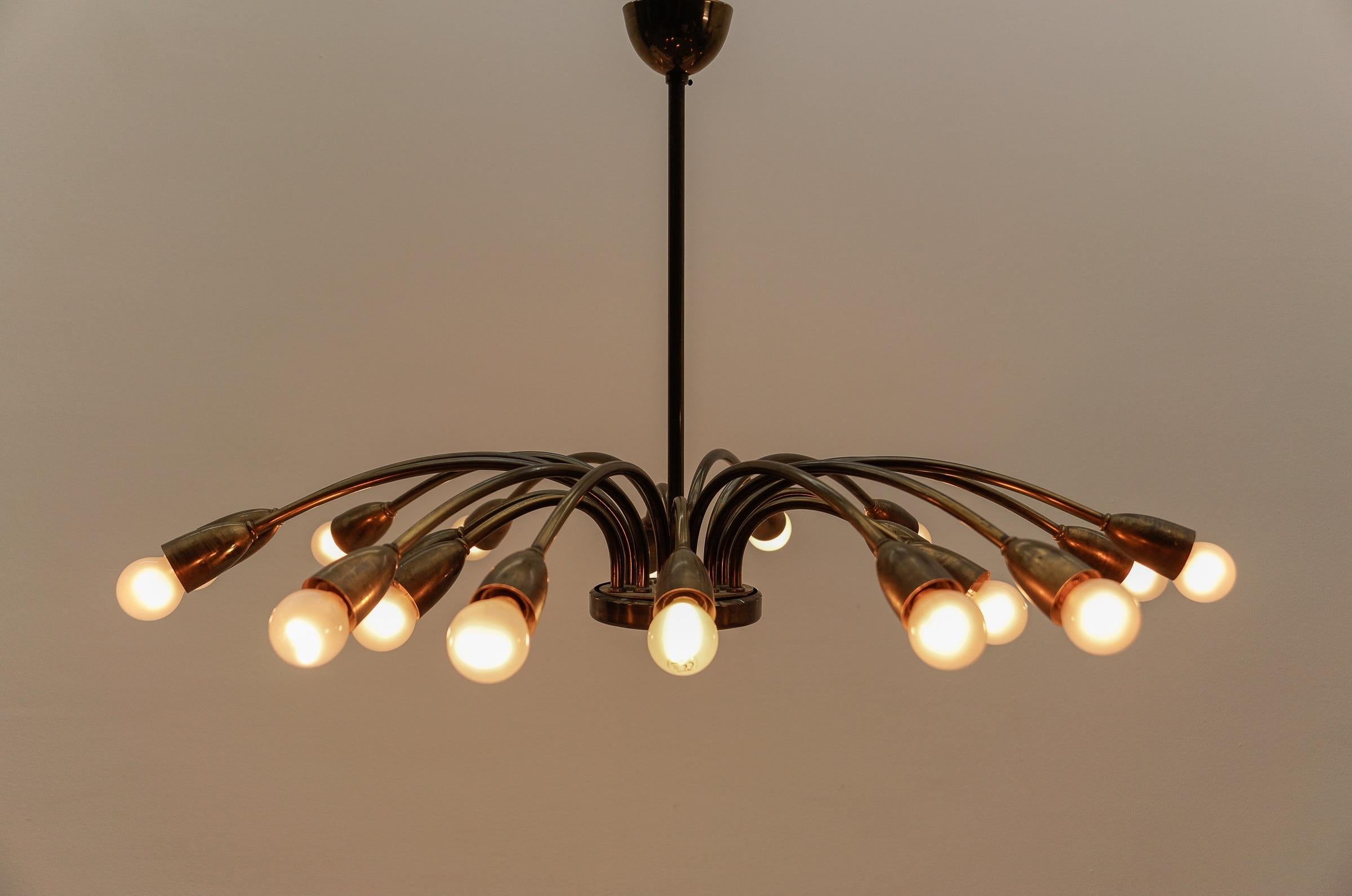 Wunderschöne große Messinglampe Mid Century Modern Sputnik, Österreich, 1950er Jahre (Metall) im Angebot