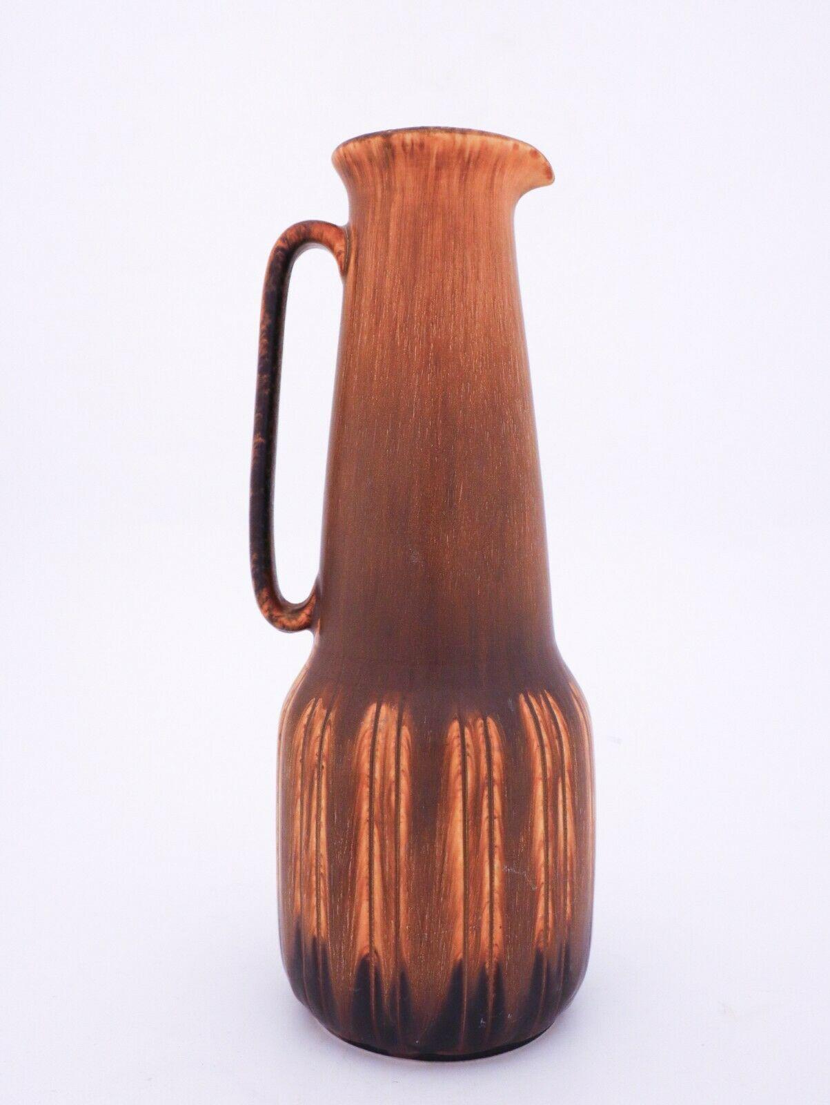 Eine schöne braune Vase, entworfen von Gunnar Nylund in Rrstrand. Er ist 30,5 cm hoch und in sehr gutem Zustand, abgesehen von einigen kleinen Flecken in der Glasur, warum er als zweite Qualität gekennzeichnet ist. 

 