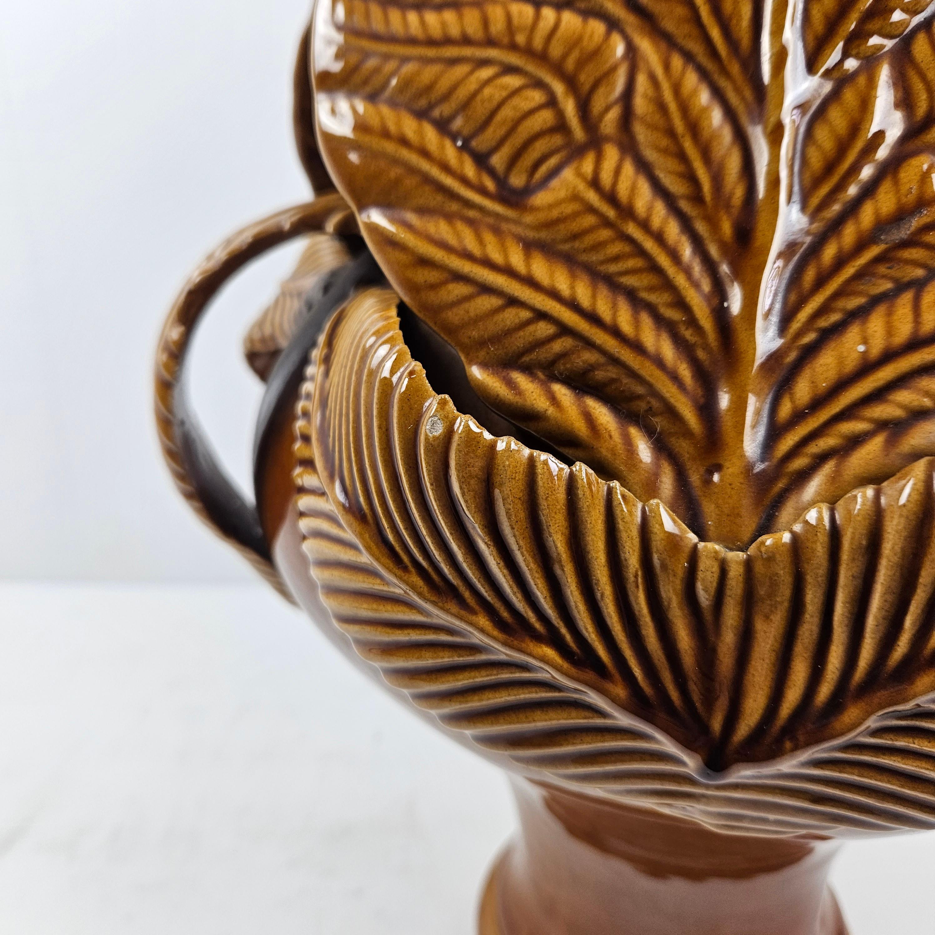 Wunderschöne große braune Keramikvase mit Blättern, Italien 1980er Jahre  (Ende des 20. Jahrhunderts) im Angebot