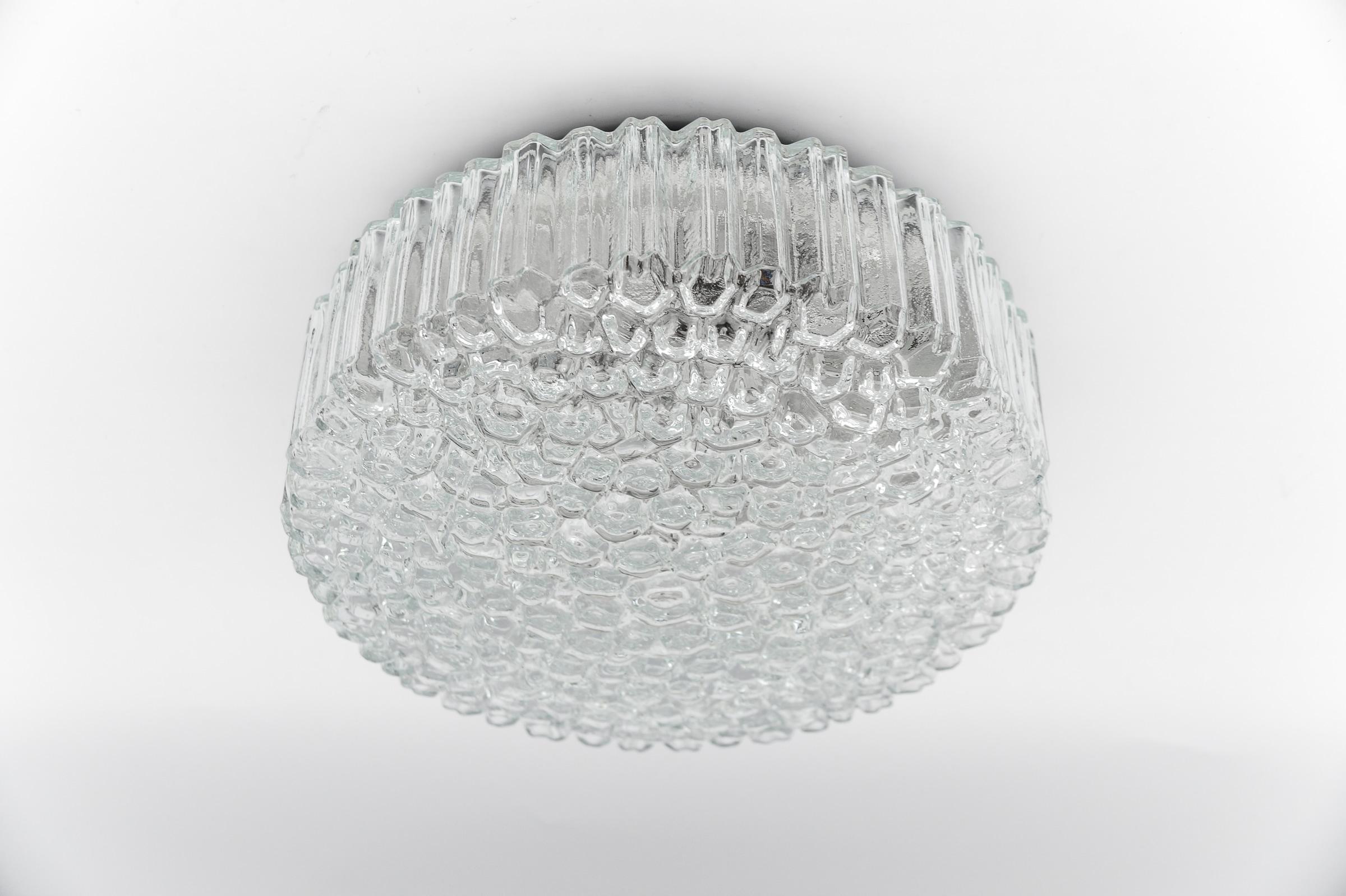 Charmante lampe affleurante en verre bullé par Helena Tynell pour Limburg, Allemagne, années 1960

Chaque luminaire nécessite 1 ampoule standard E27 de 60W max.

Les ampoules ne sont pas incluses. 

Il est possible d'installer ce luminaire dans tous
