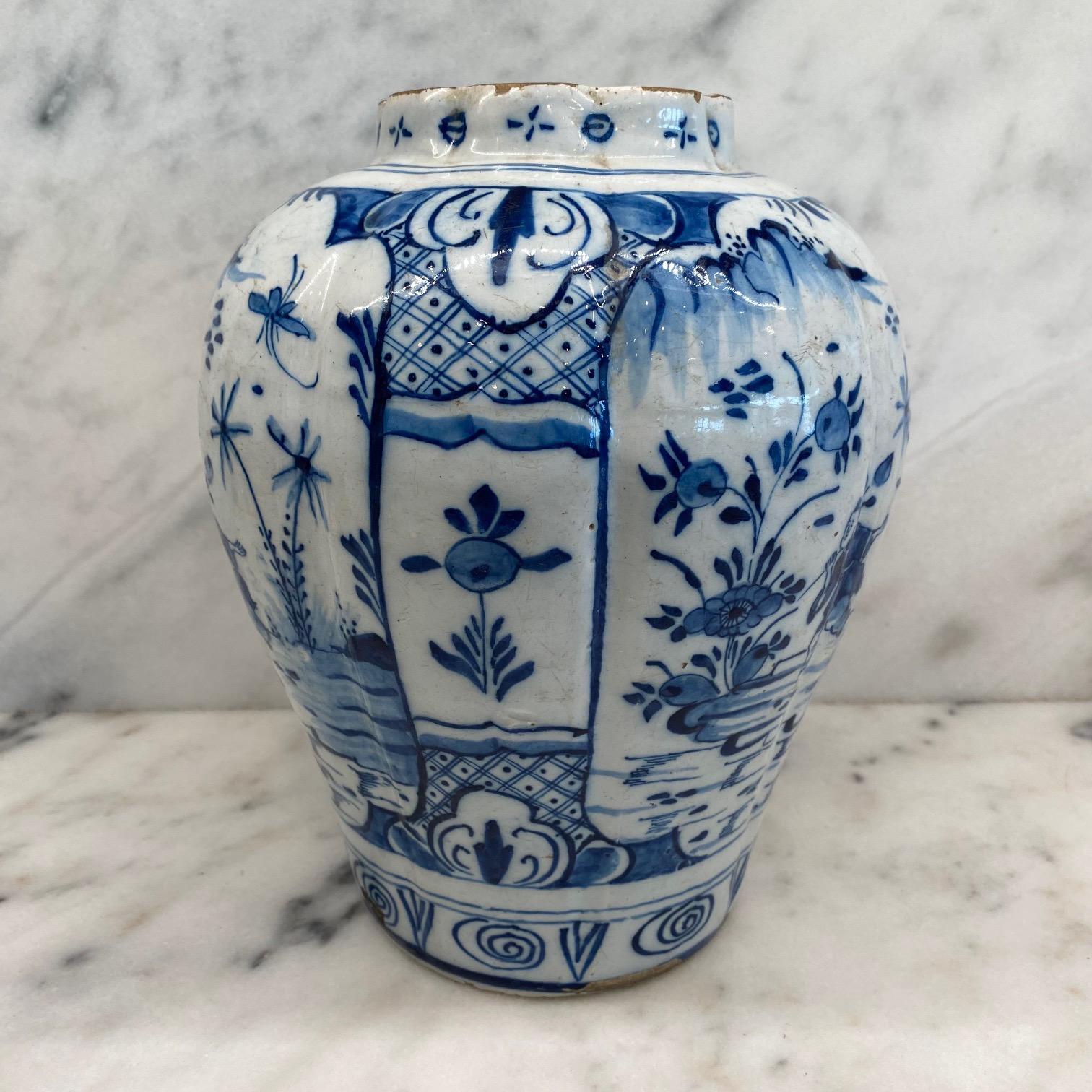 Lovely Large Dutch Blue and White 18th Century Delft Vase In Good Condition In Hopewell, NJ