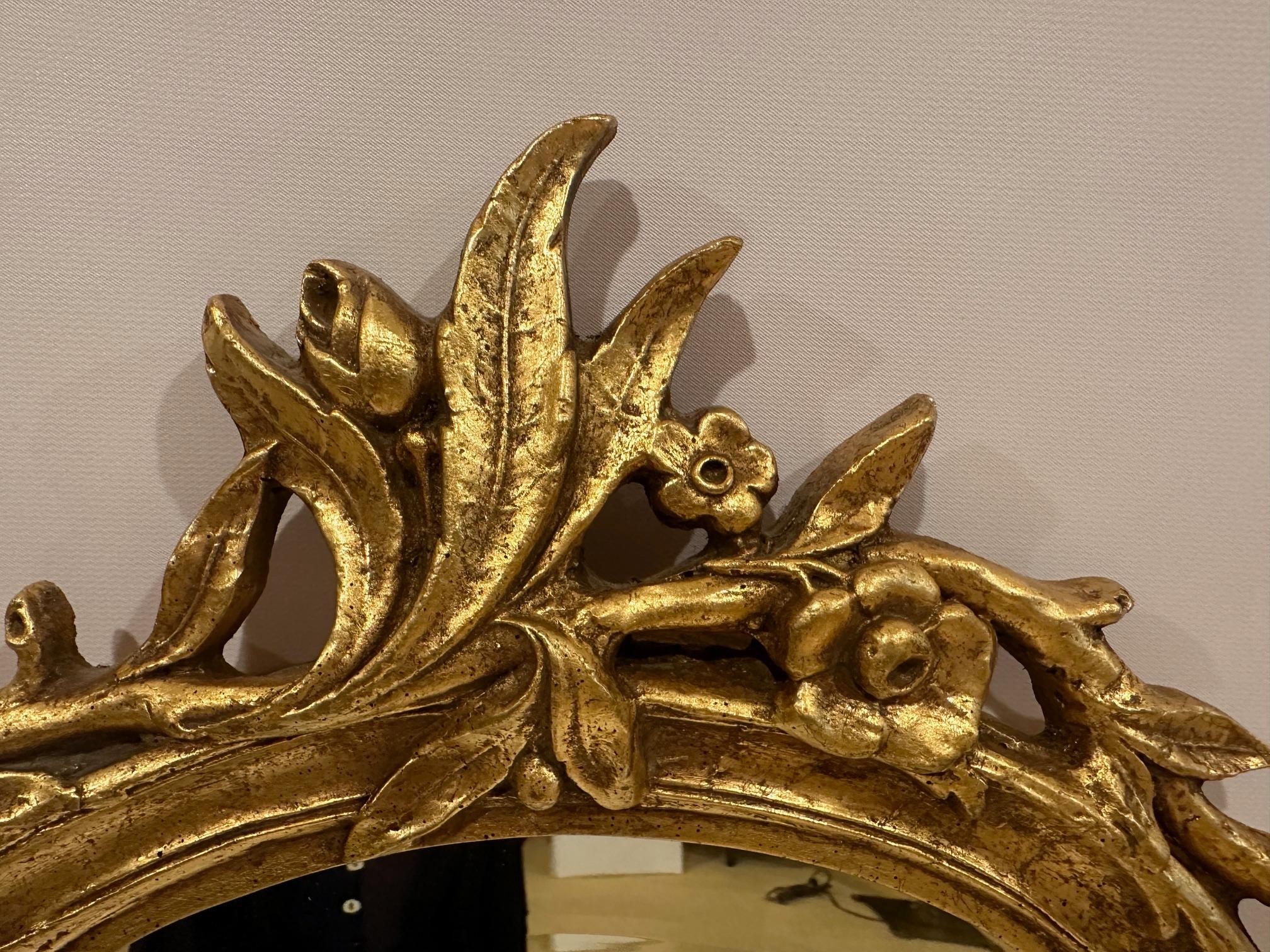 Louis XVI Ravissant miroir mural Friedman Brothers en gesso doré en vente