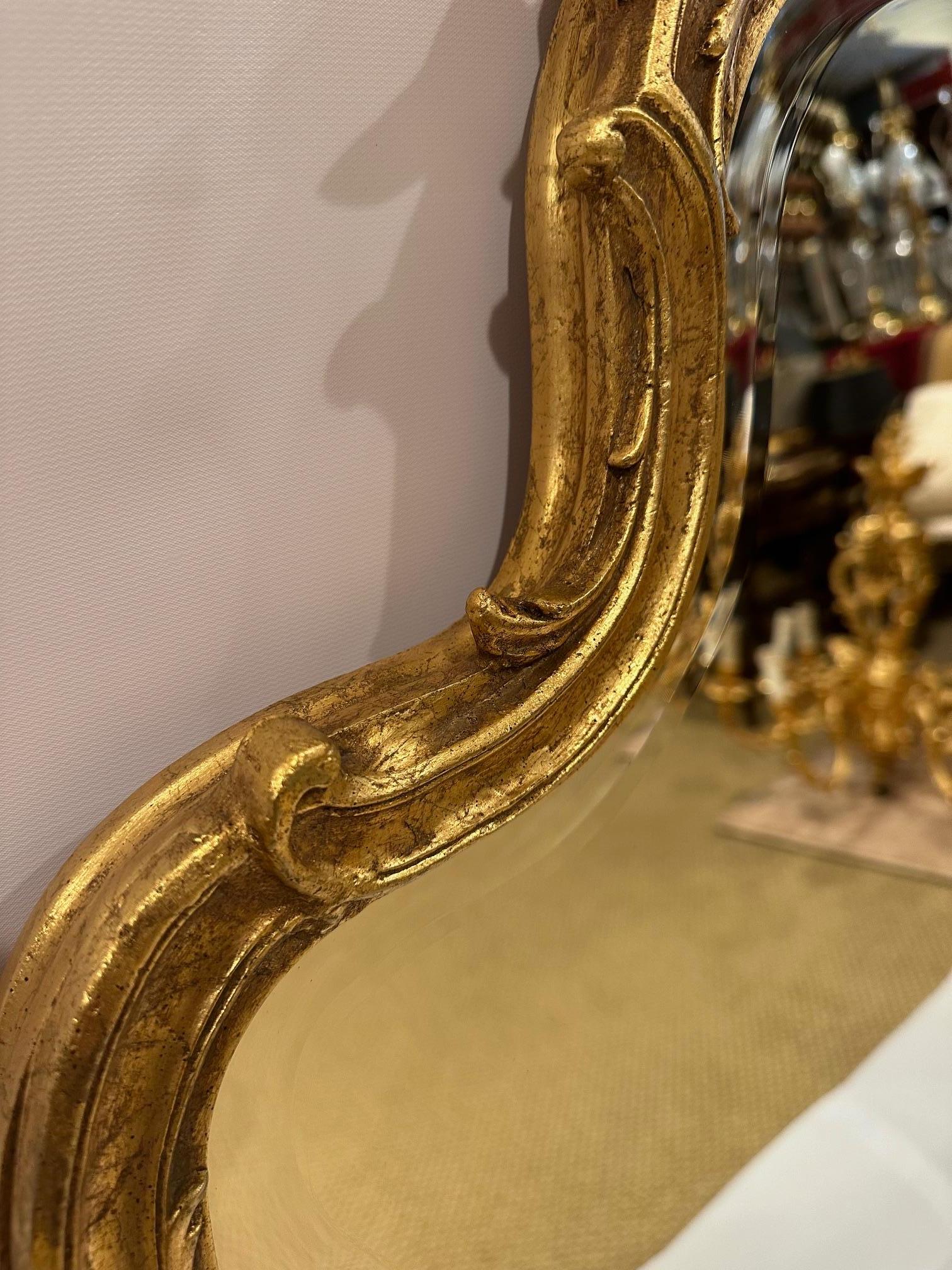 Américain Ravissant miroir mural Friedman Brothers en gesso doré en vente