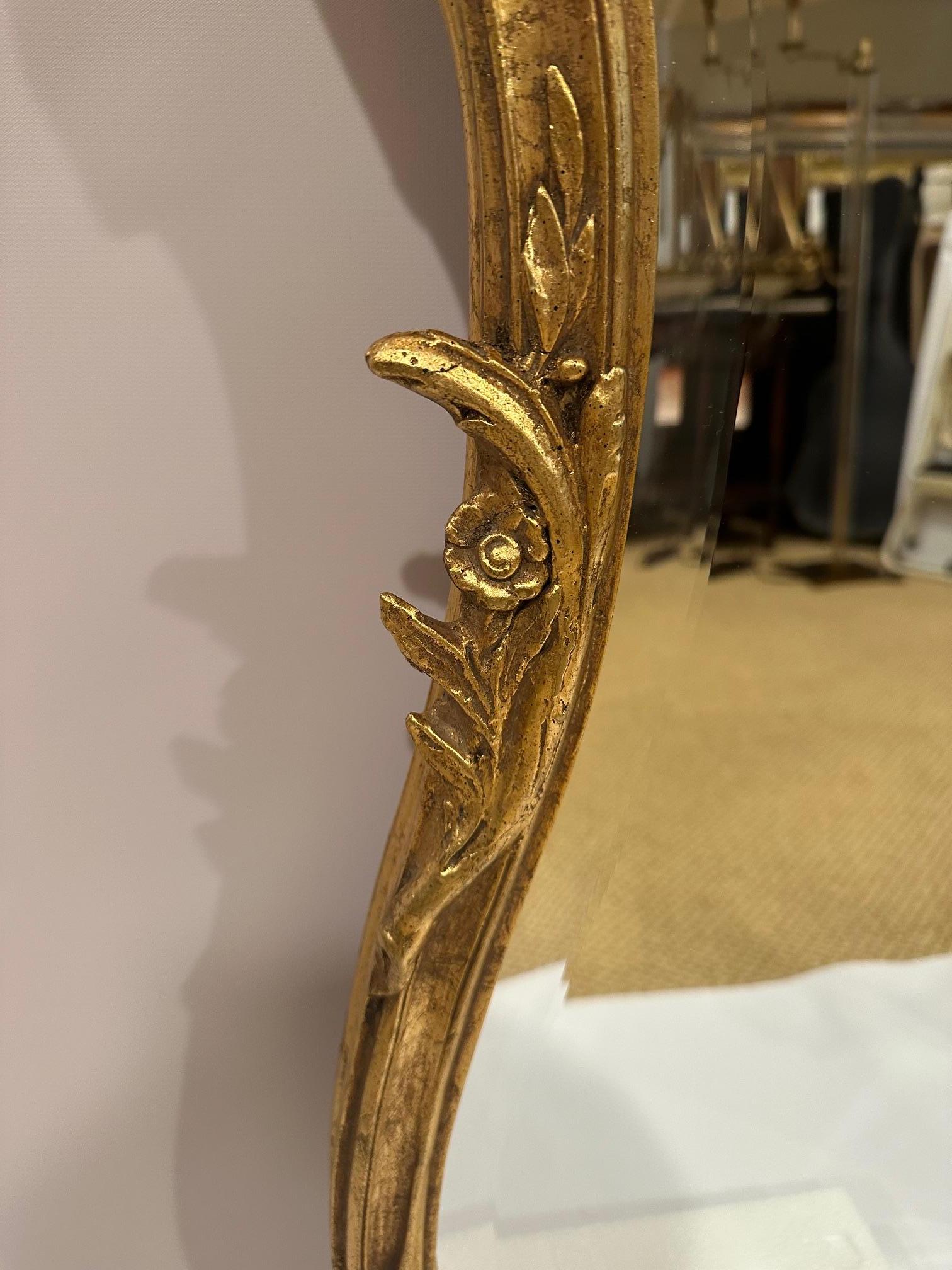 Gesso Ravissant miroir mural Friedman Brothers en gesso doré en vente