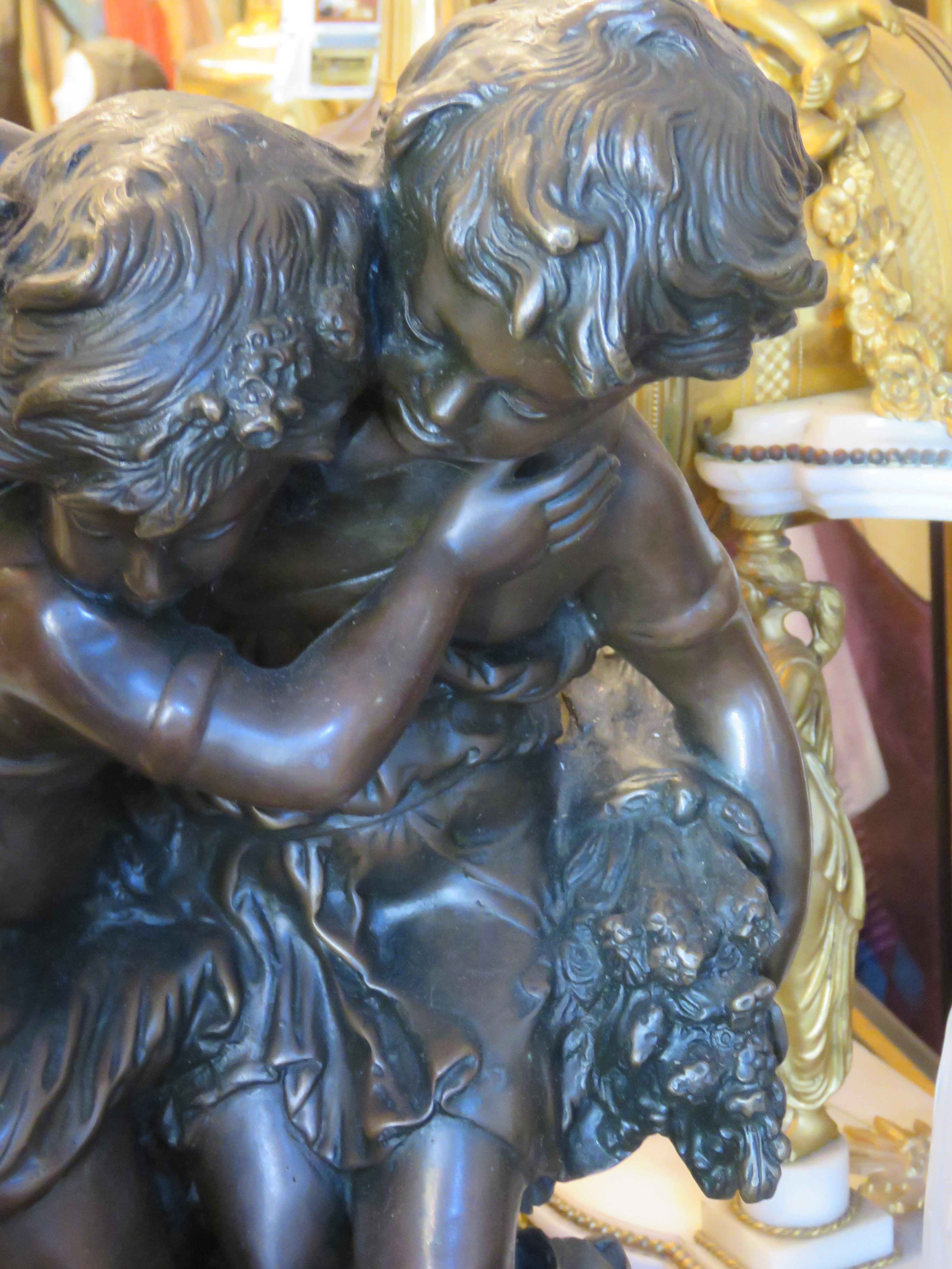 Uno squisito e bellissimo bronzo di qualità raffigurante una ragazza e un ragazzo che si abbracciano e si stringono.  Il ragazzo tiene una collezione di fiori in un braccio e tiene la ragazza nell'altro. La lavorazione del bronzo è finemente