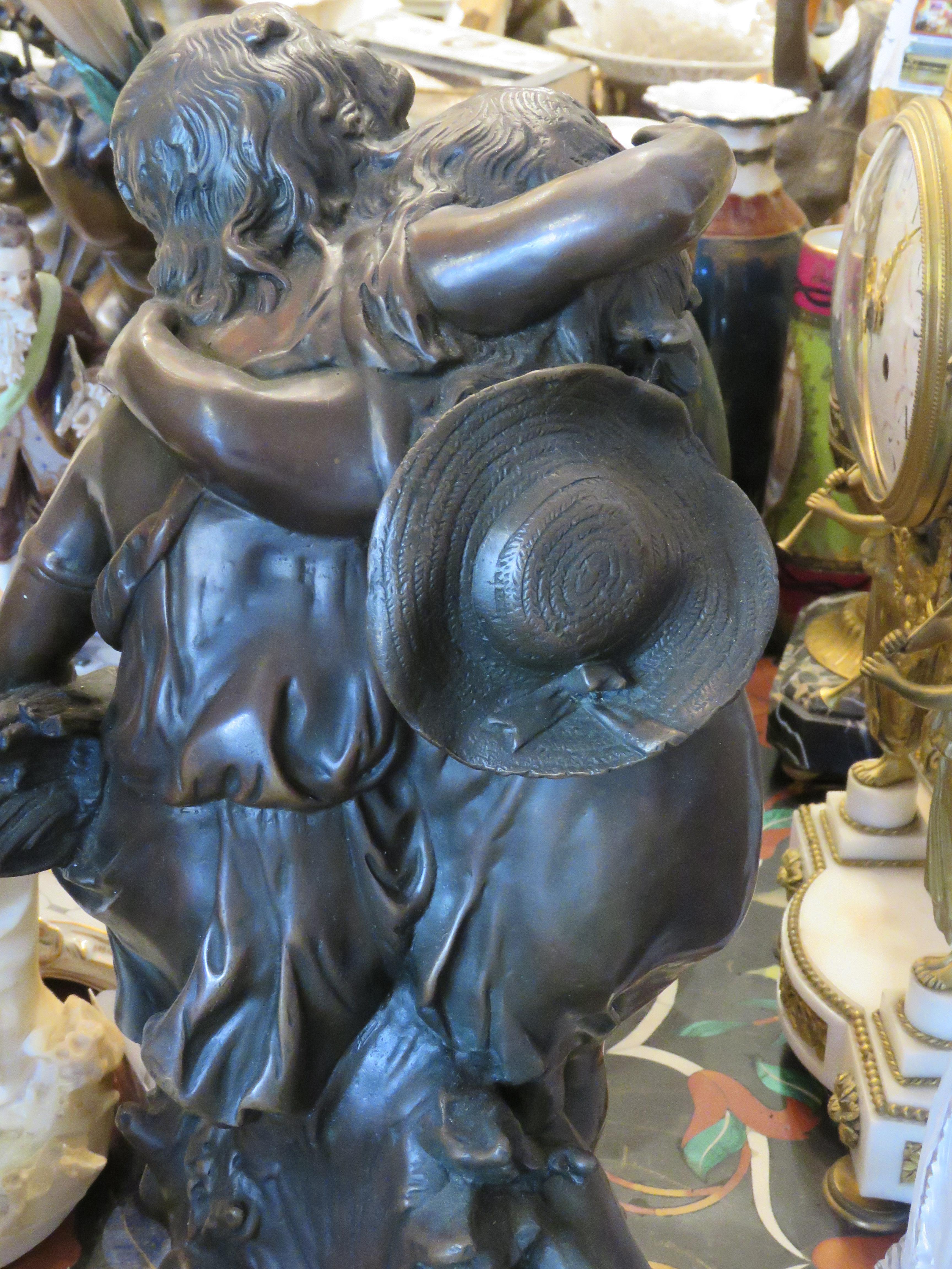 XX secolo Bella statua di bronzo del ragazzo e della ragazza di grandi dimensioni e pesante della collezione privata di New York in vendita