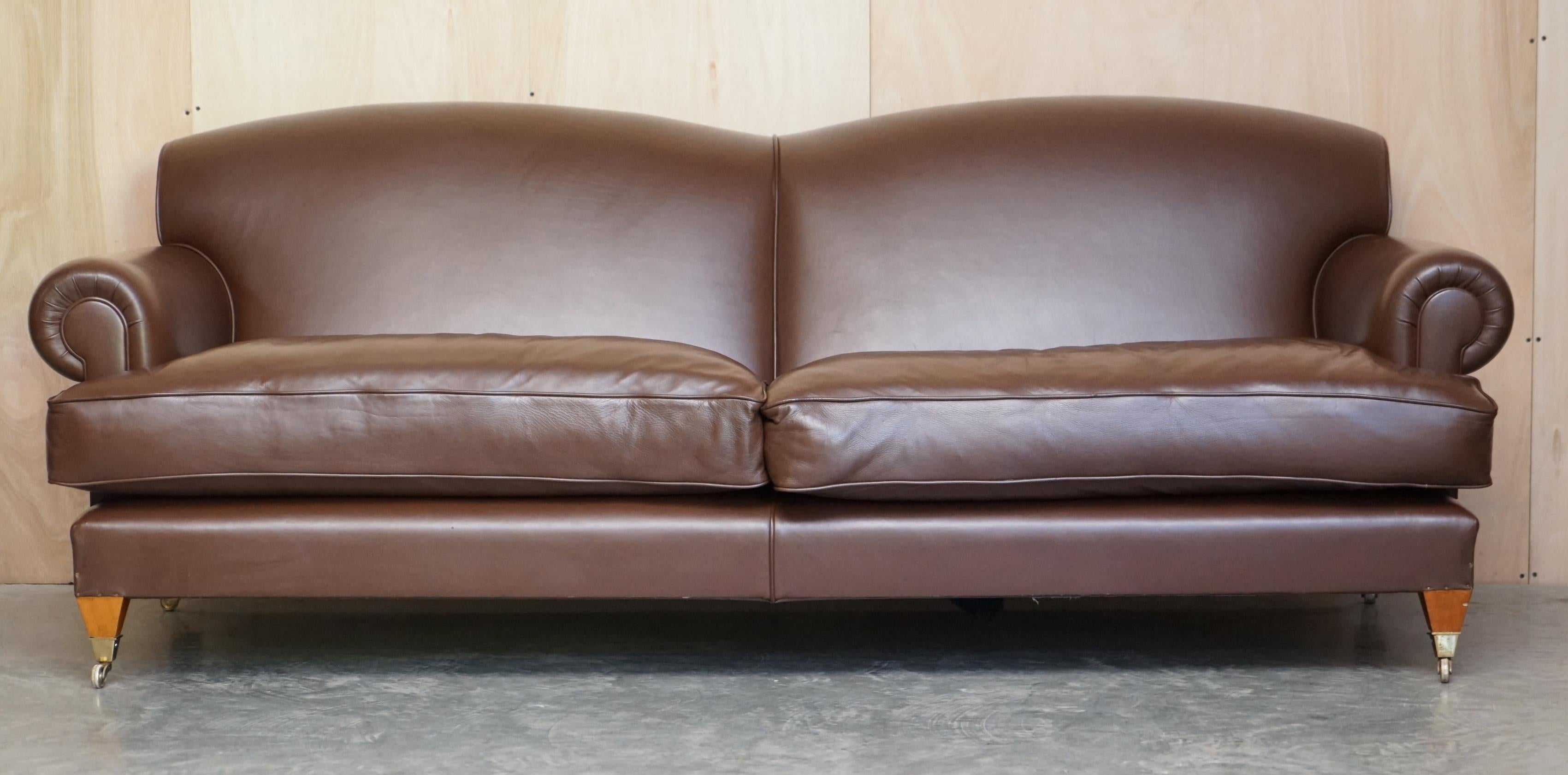Wir freuen uns, dieses schöne, moderne, massiv braune Sofa im Stil von Howard & Son mit drei Sitzen, Messingrollen und Federkissen zum Verkauf anbieten zu können.

Ein gut aussehendes, gut gemachtes und sehr bequemes Sofa, wahrscheinlich von