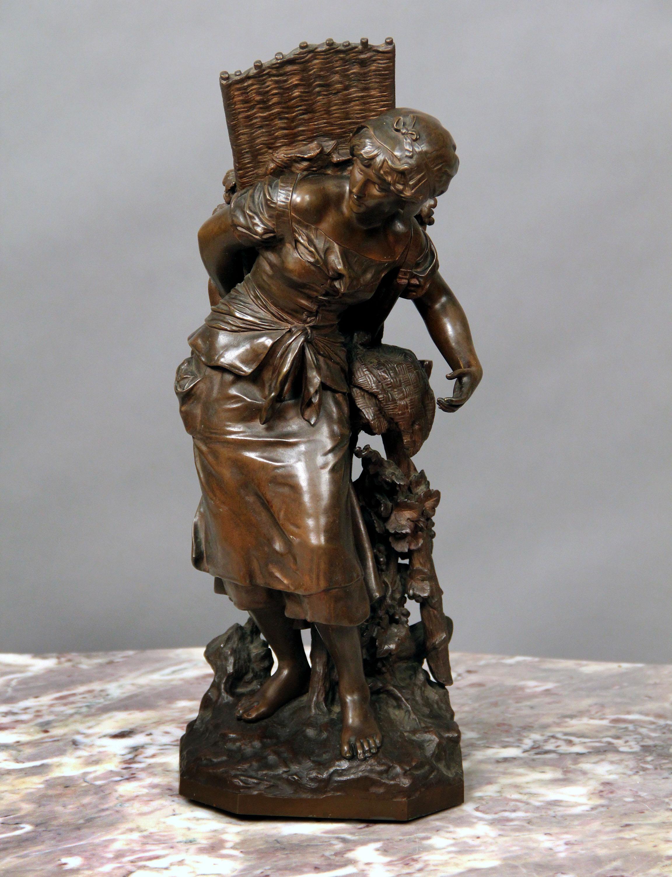 Scultura in bronzo della fine del XIX secolo raffigurante una donna in un vigneto che trasporta uva.

Firmato Math Moreau sulla base.

Mathurin Moreau nato nel 1822, morto nel 1912.

Figlio maggiore dello scultore e pittore Jean-Baptiste Moreau e