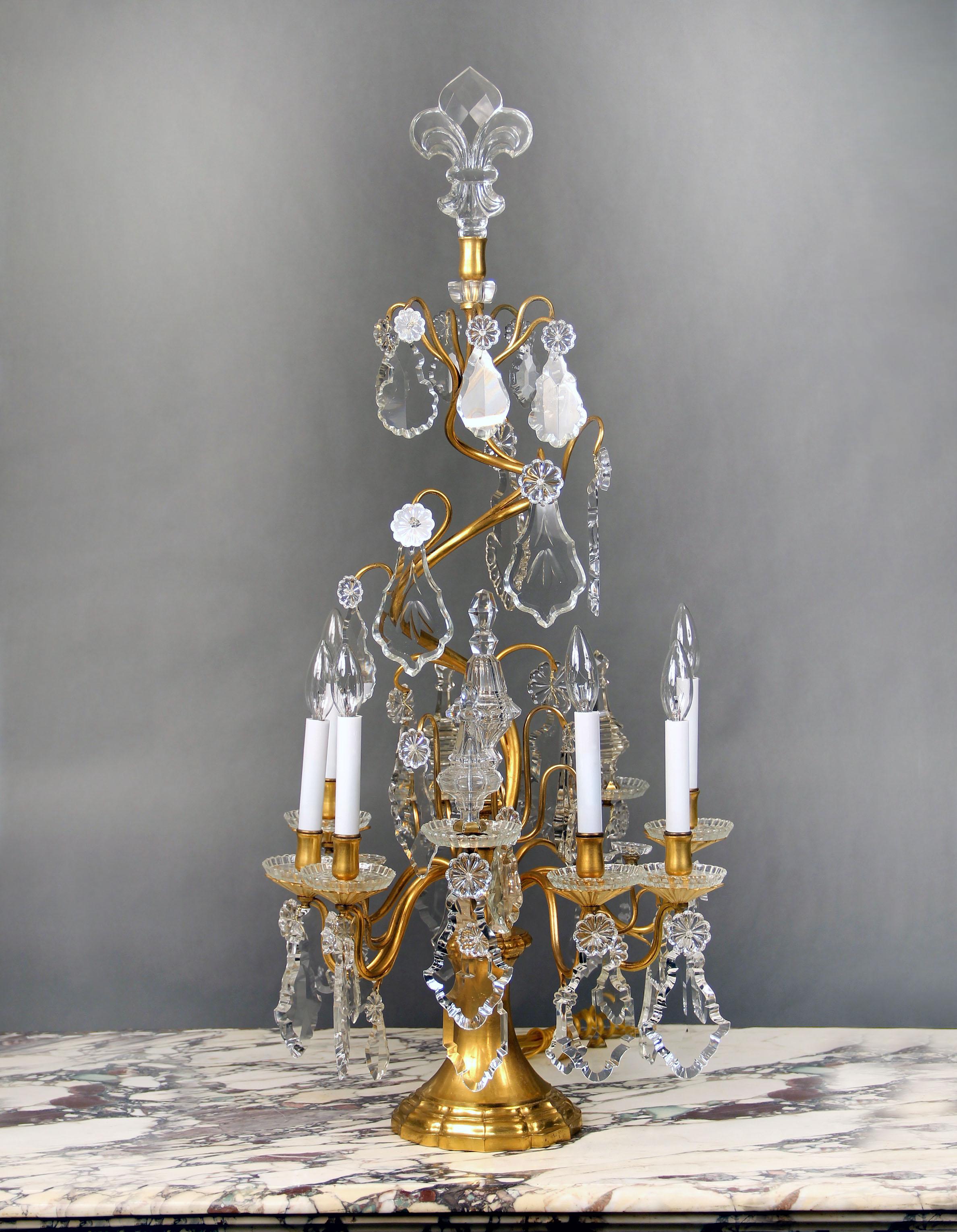 Charmante girandole à six lumières en bronze doré et cristal de Baccarat de la fin du XIXe siècle

Cristal aux multiples facettes et formes, colonne centrale en spirale de bronze, quatre lances, six lumières périmétriques, coupes de bobèche, le tout