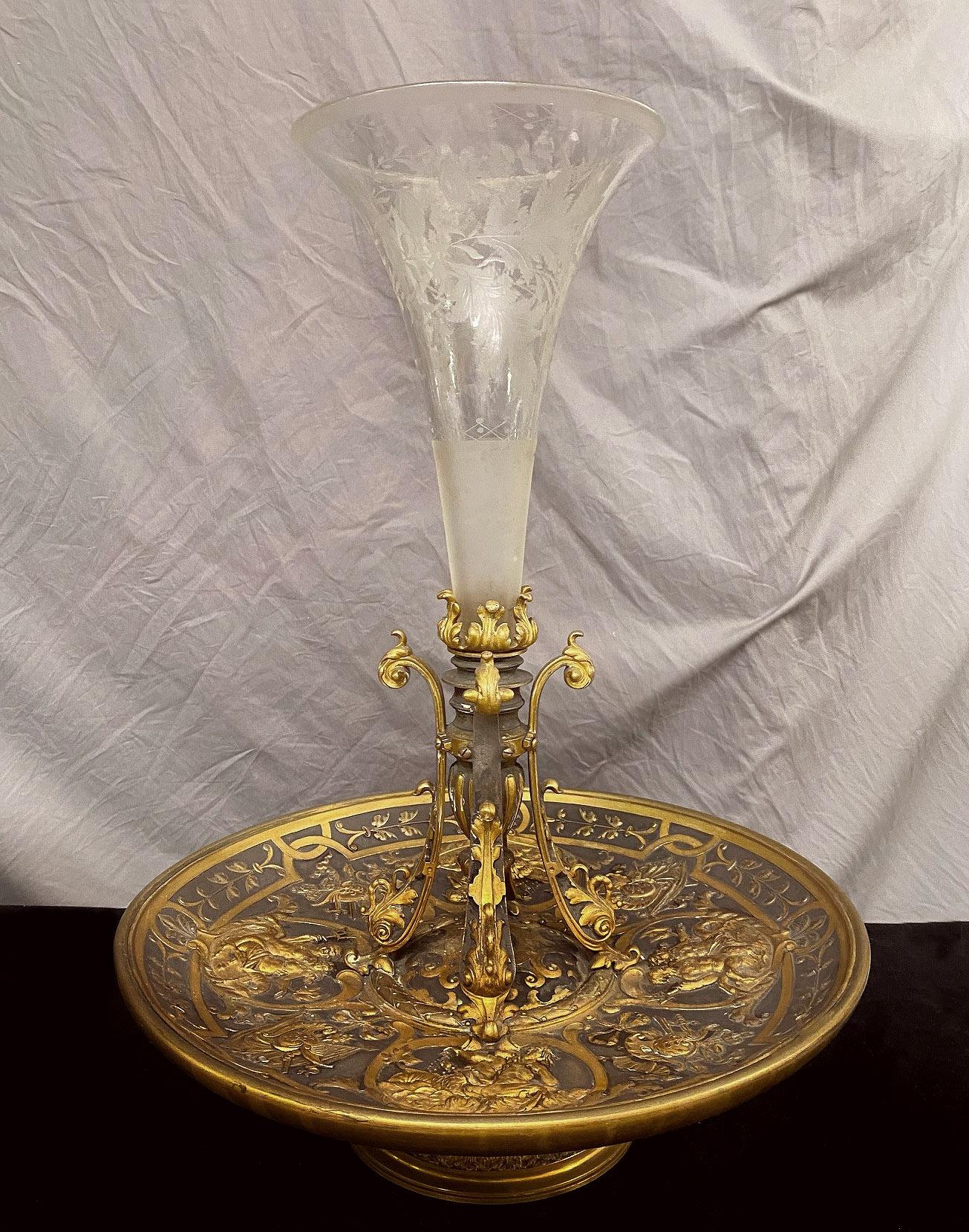 Un precioso centro de mesa de bronce dorado y cristal de finales del siglo XIX de Barbedienne

Ferdinand Barbedienne

El maravilloso jarrón de cristal grabado con motivos florales se inserta en un cuello de bronce dorado y patinado con cuatro
