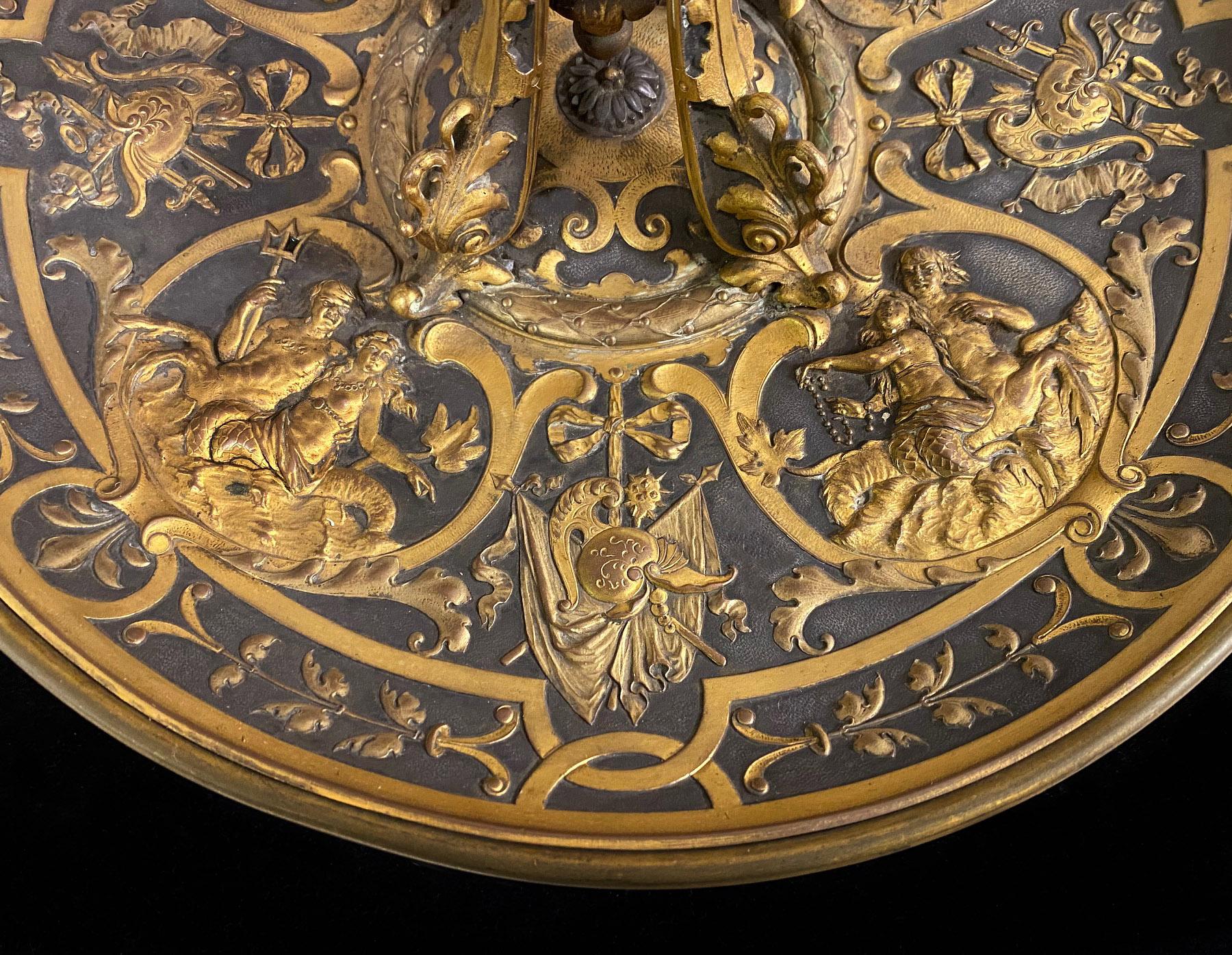 Français Ravissant centre de table en bronze doré et cristal de Barbedienne de la fin du 19e siècle en vente