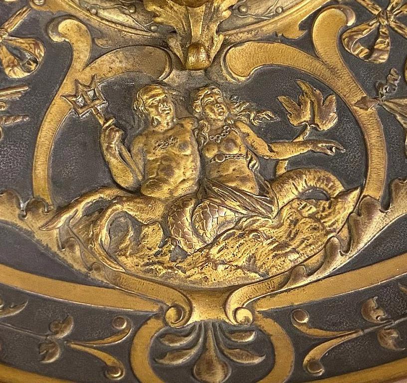 Buriné Ravissant centre de table en bronze doré et cristal de Barbedienne de la fin du 19e siècle en vente
