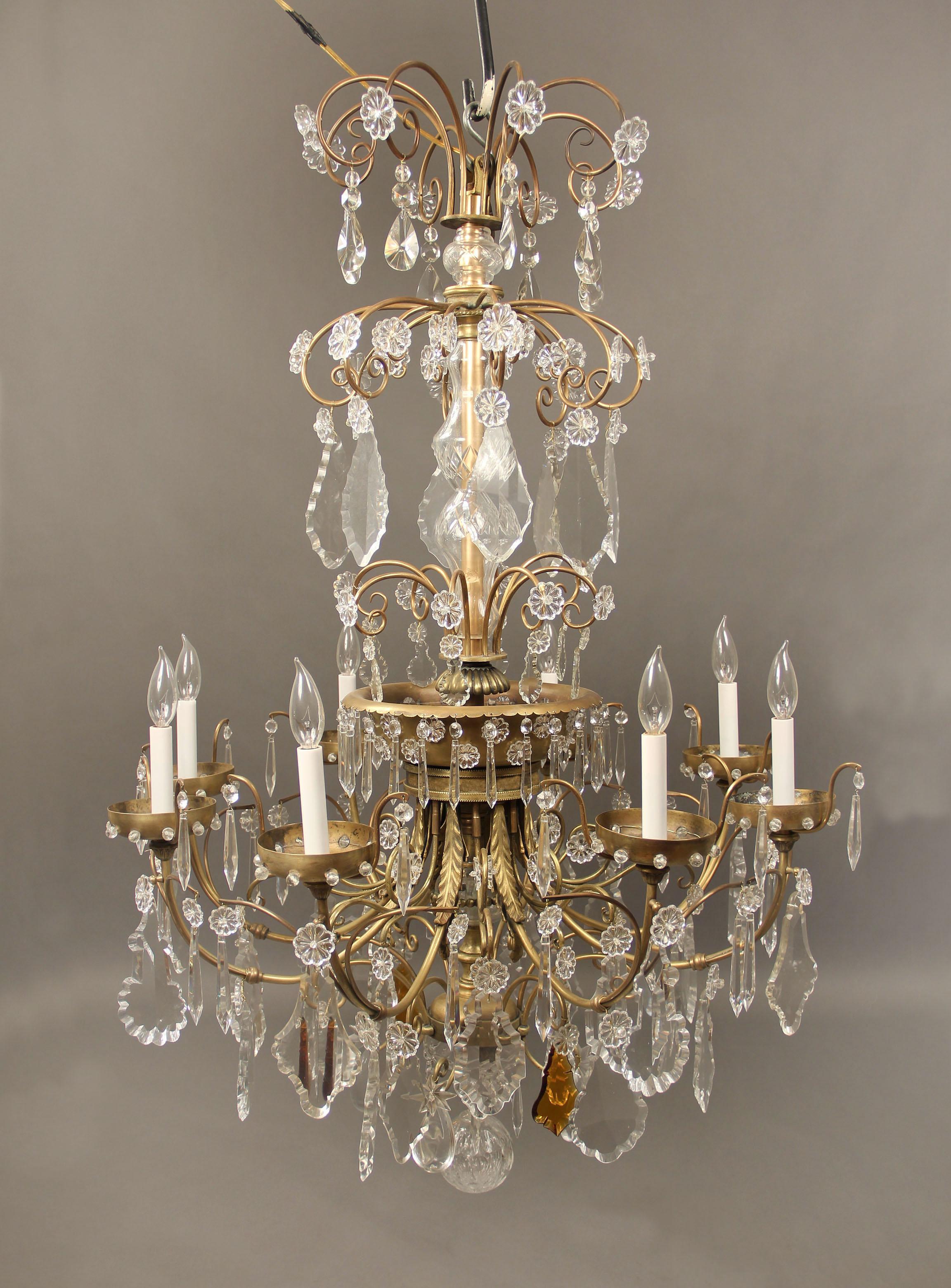 Un beau lustre à huit lumières en bronze doré et cristal de la fin du 19e siècle.

Cristal multifacettes et façonné avec un peu d'ambre, colonne centrale en cristal taillé, huit lumières périphériques.

Si vous cherchez un lustre, une lanterne