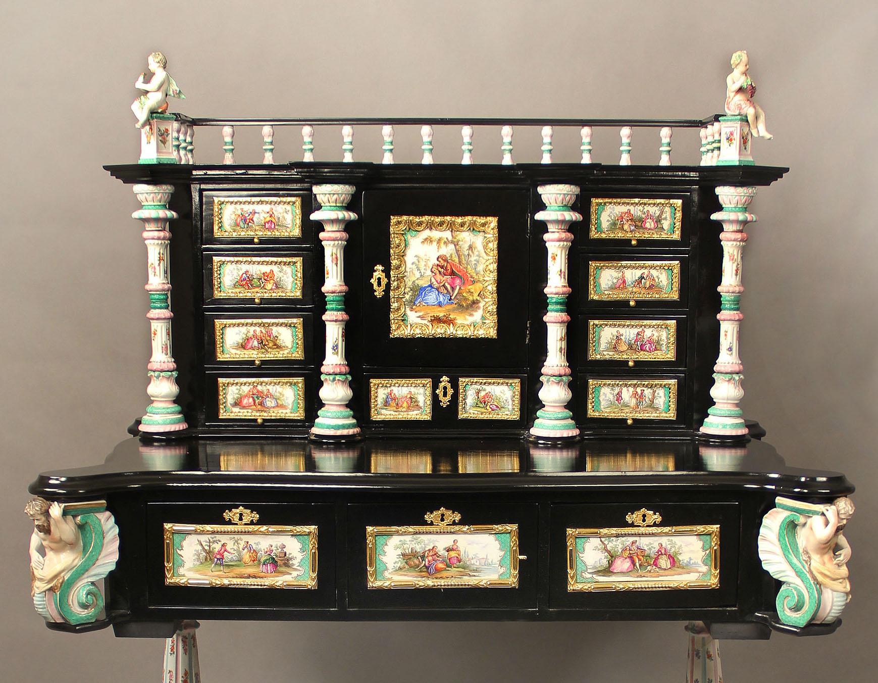 Graziosa scrivania in porcellana tedesca K.P.M. con montatura in bronzo dorato della fine del XIX secolo in vendita 4