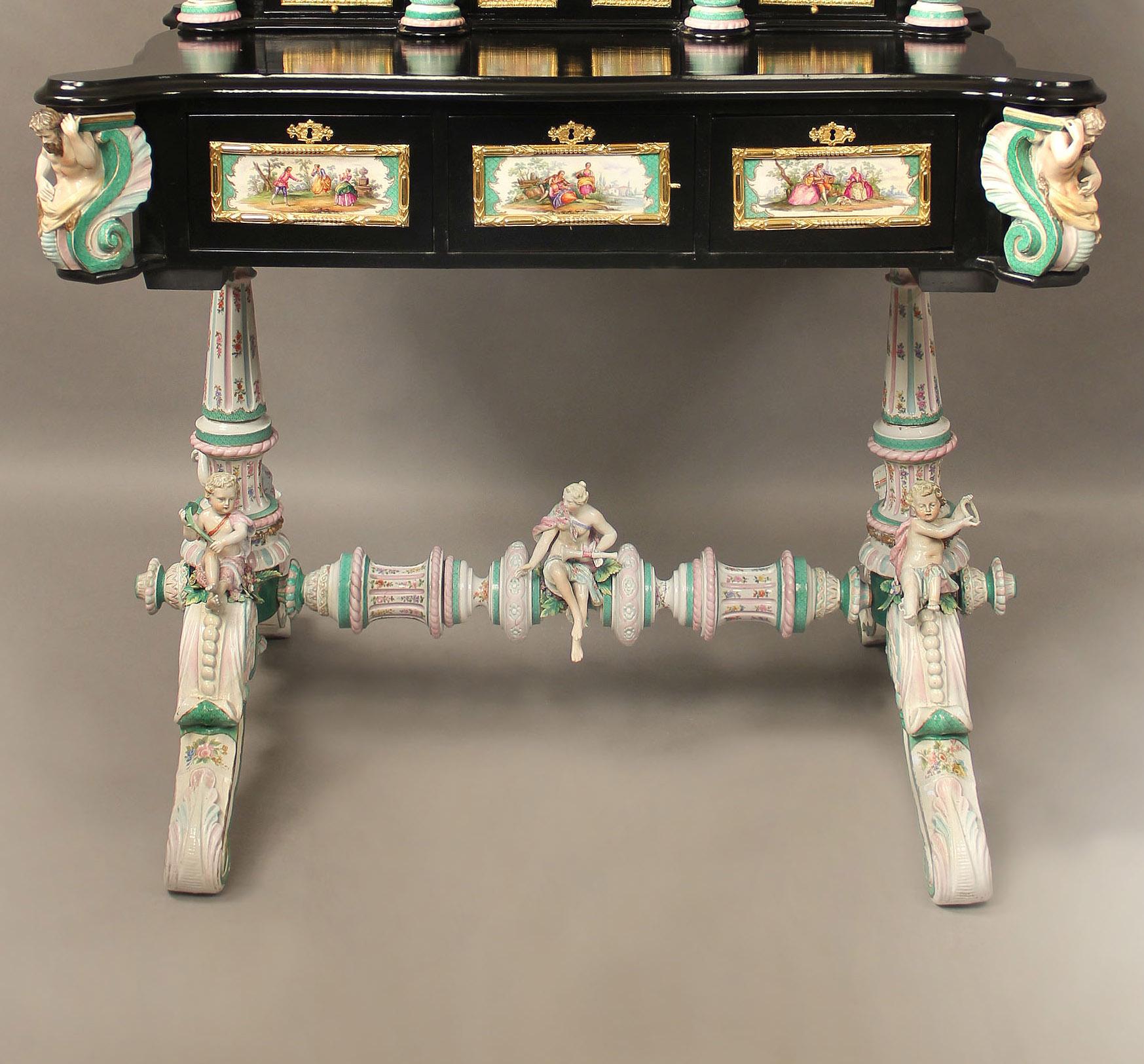 Graziosa scrivania in porcellana tedesca K.P.M. con montatura in bronzo dorato della fine del XIX secolo In condizioni buone in vendita a Long Island City, NY