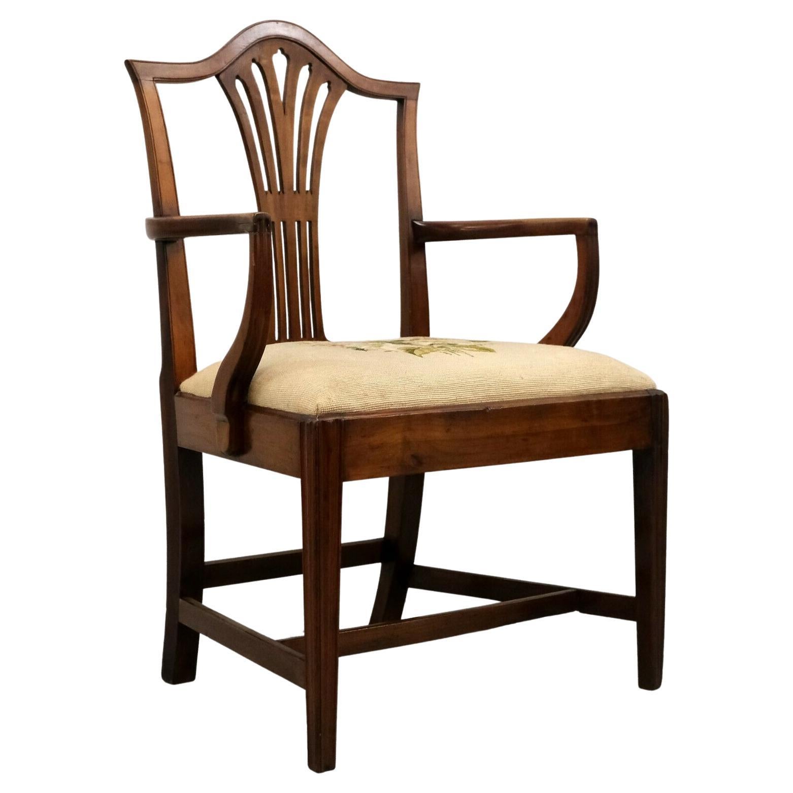 Ravissant fauteuil Hepplewhite en bois de feuillus de la fin du 19ème siècle avec dossier en forme de bouclier