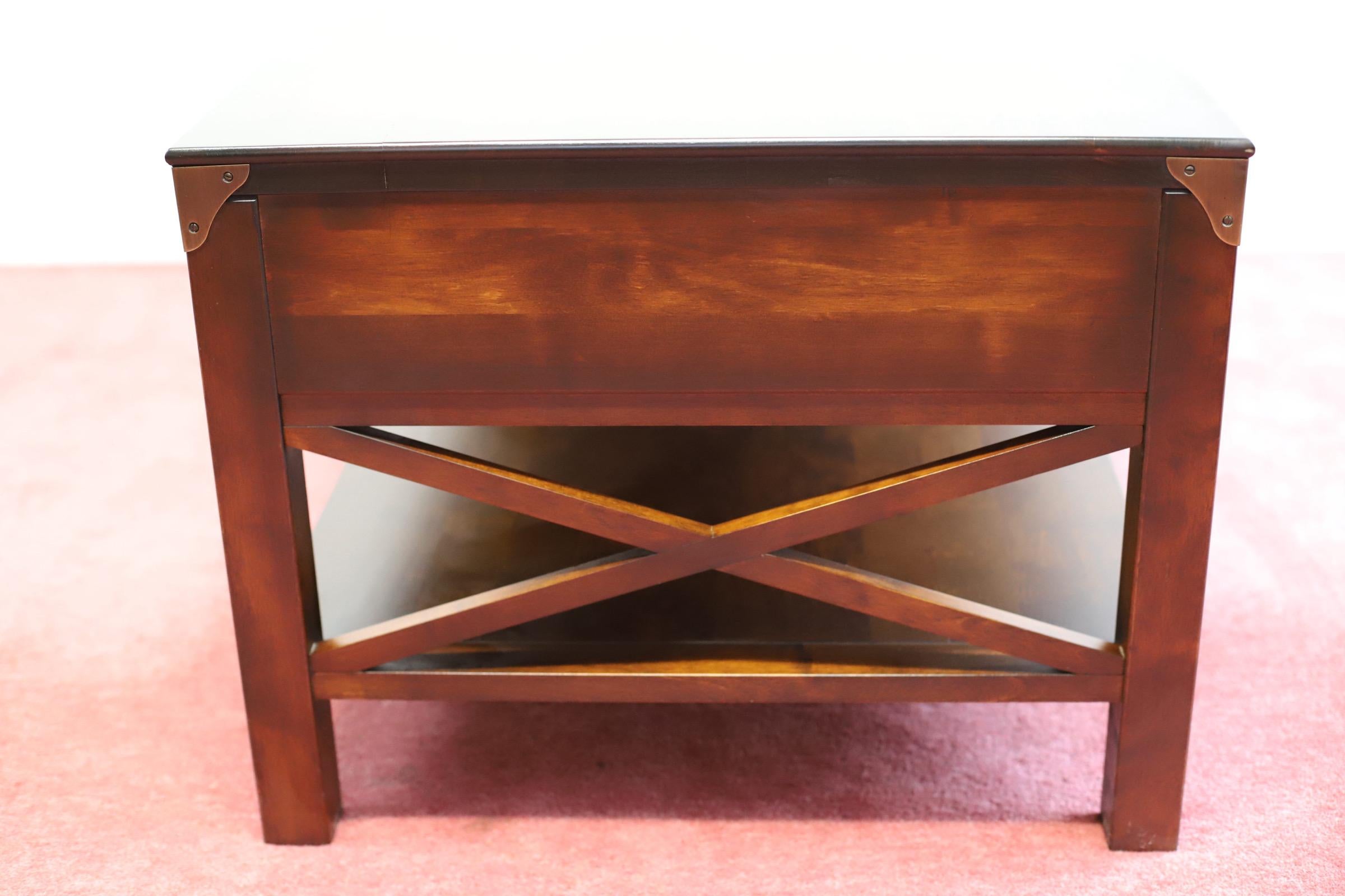 Charmante table basse de style Campaigner de Laura Ashley 2
