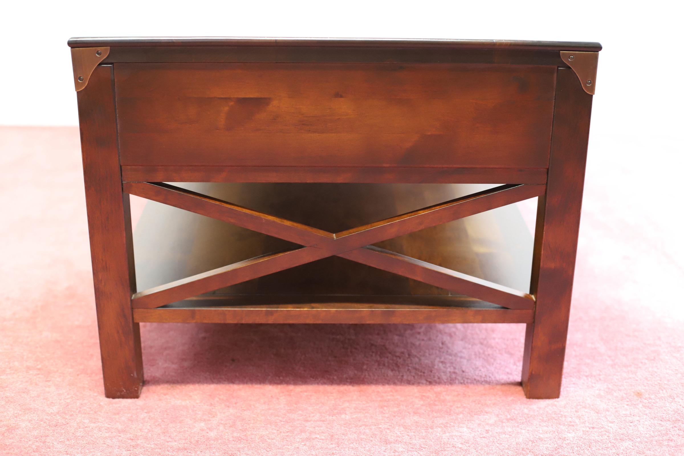 Charmante table basse de style Campaigner de Laura Ashley 4