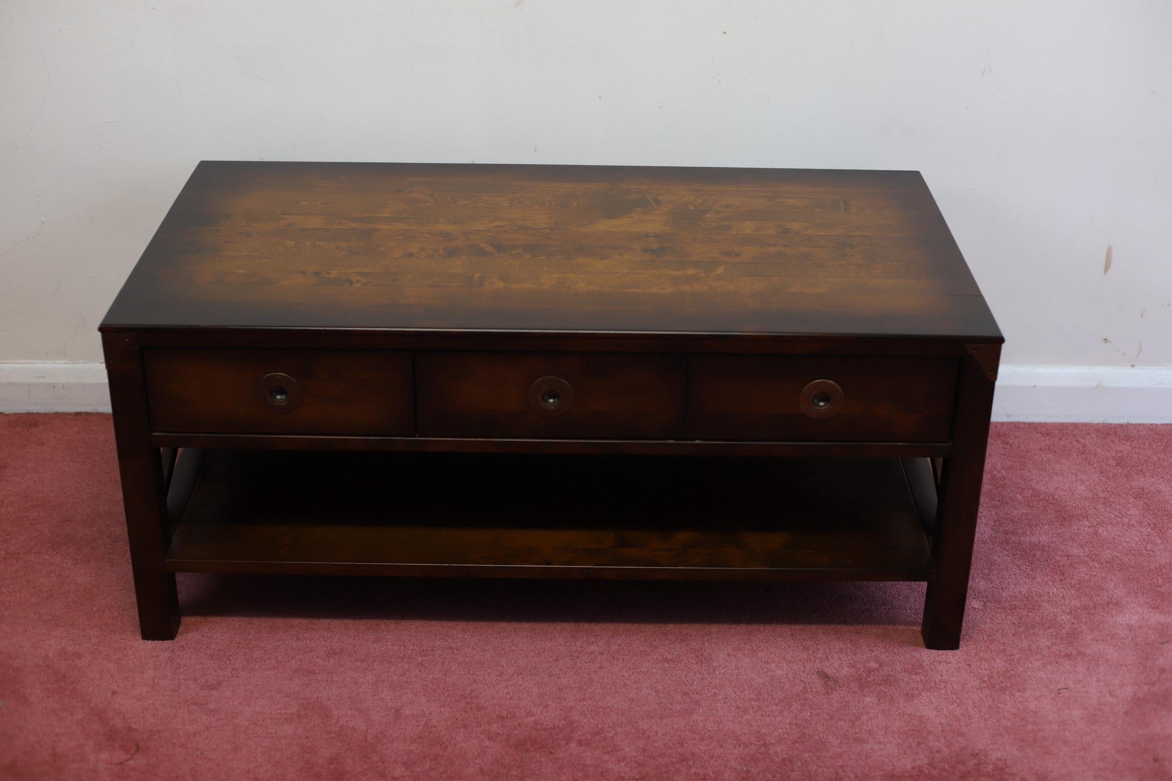 Nous avons le plaisir d'offrir à la vente cette incroyable table basse de style Campaigner de Laura Ashley de la collection Balmoral ,
Finition à la main pour révéler toutes les caractéristiques naturelles du bois véritable, telles que les nœuds,