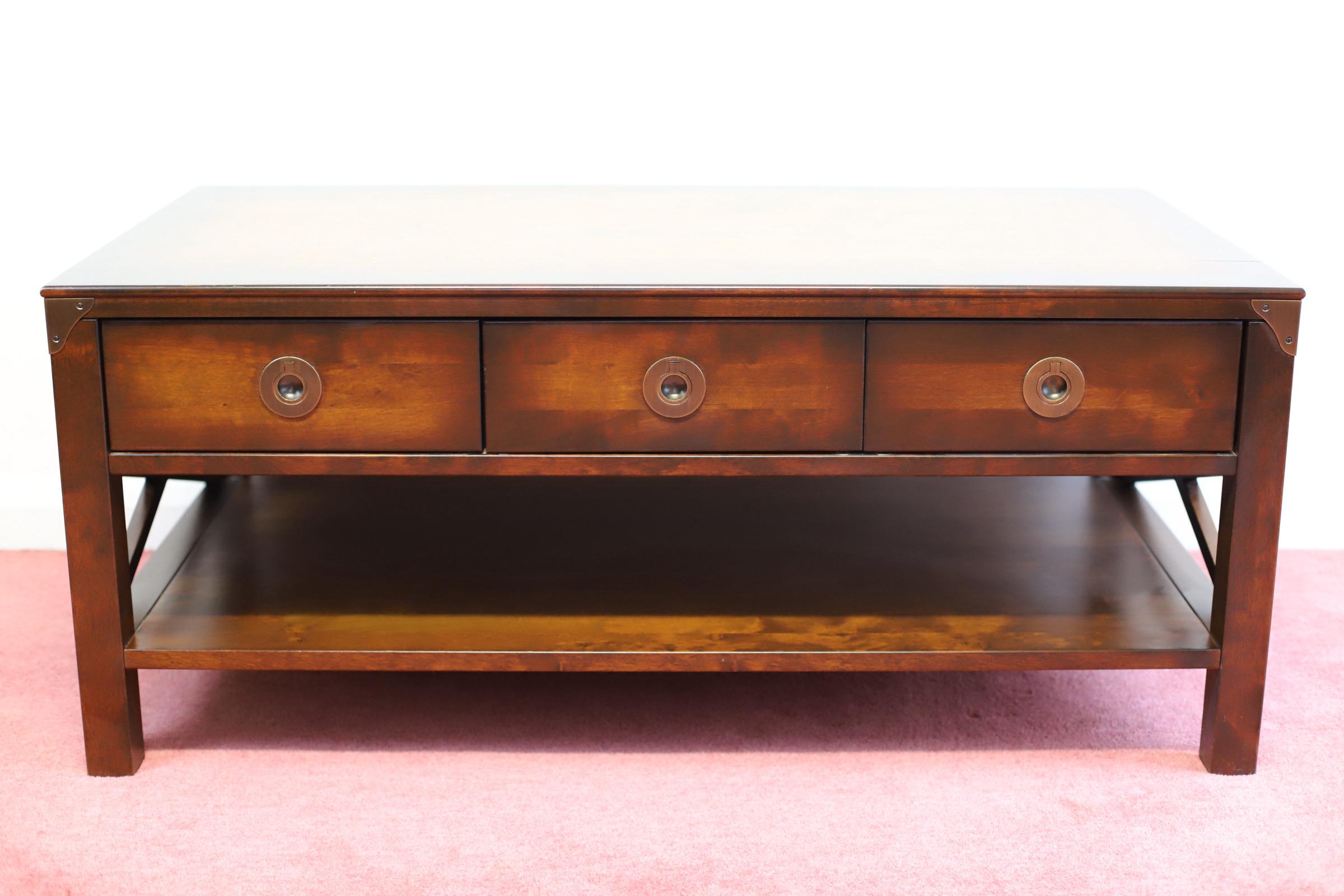 Campagne Charmante table basse de style Campaigner de Laura Ashley