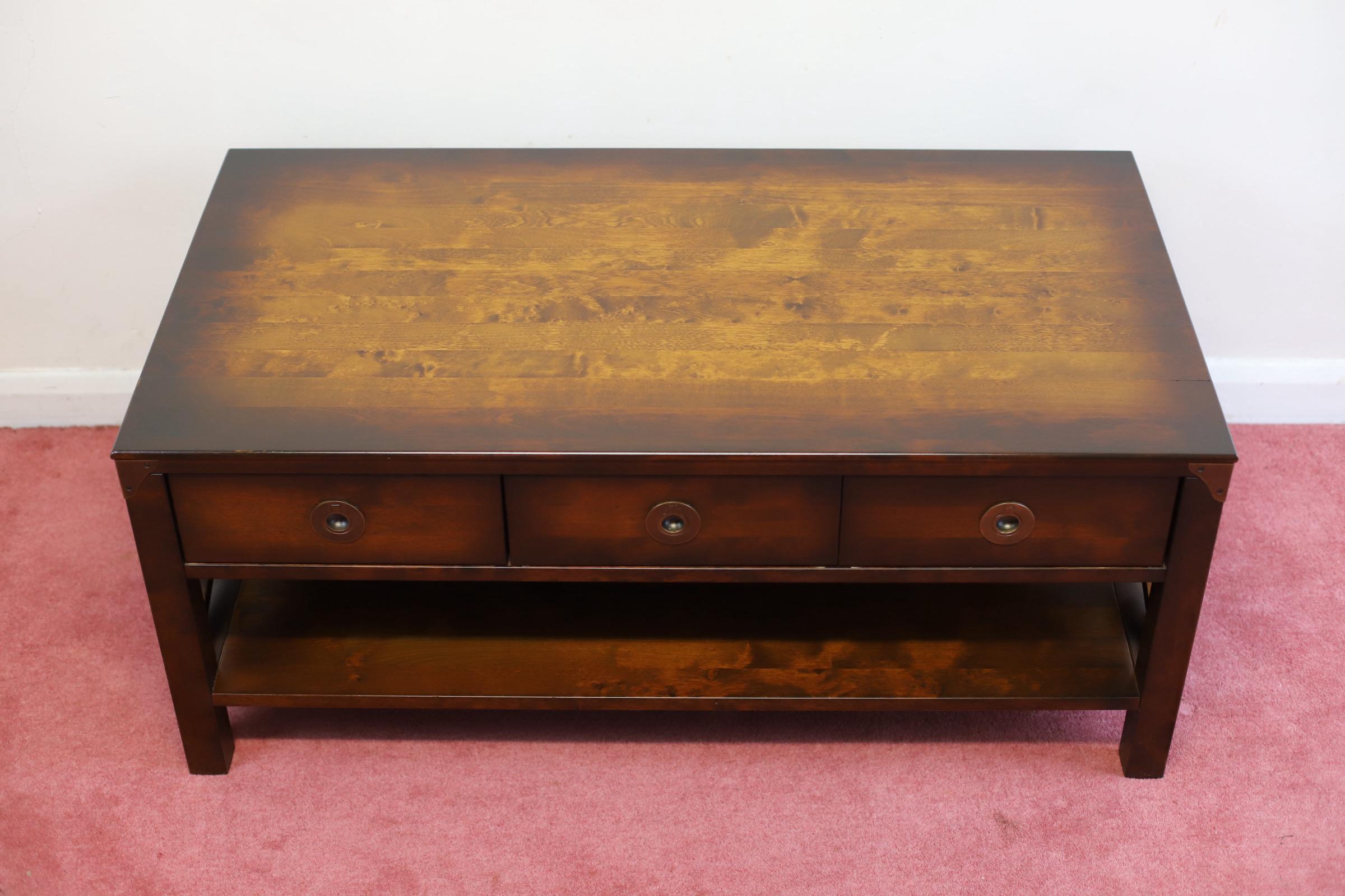 Britannique Charmante table basse de style Campaigner de Laura Ashley