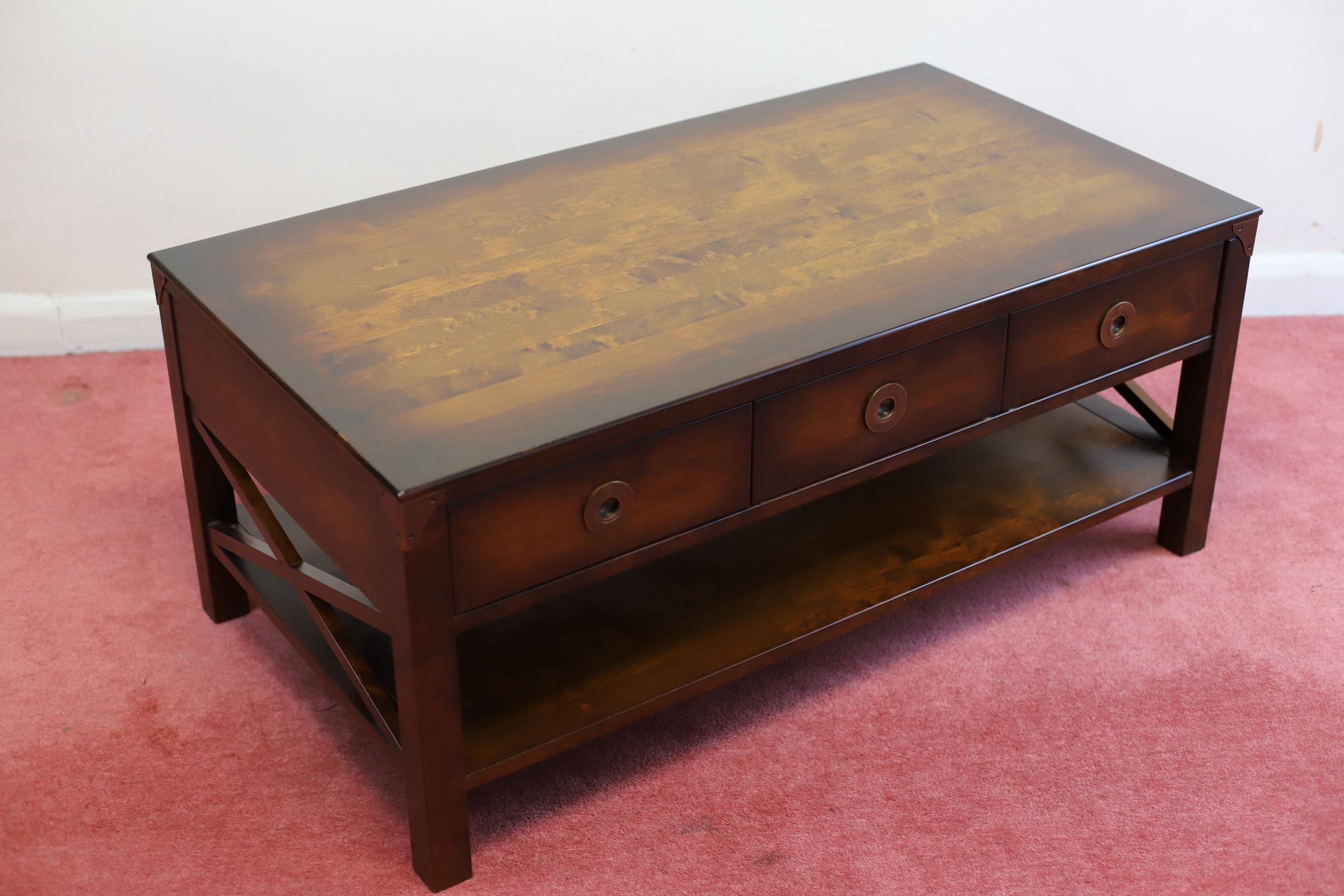 Fait main Charmante table basse de style Campaigner de Laura Ashley