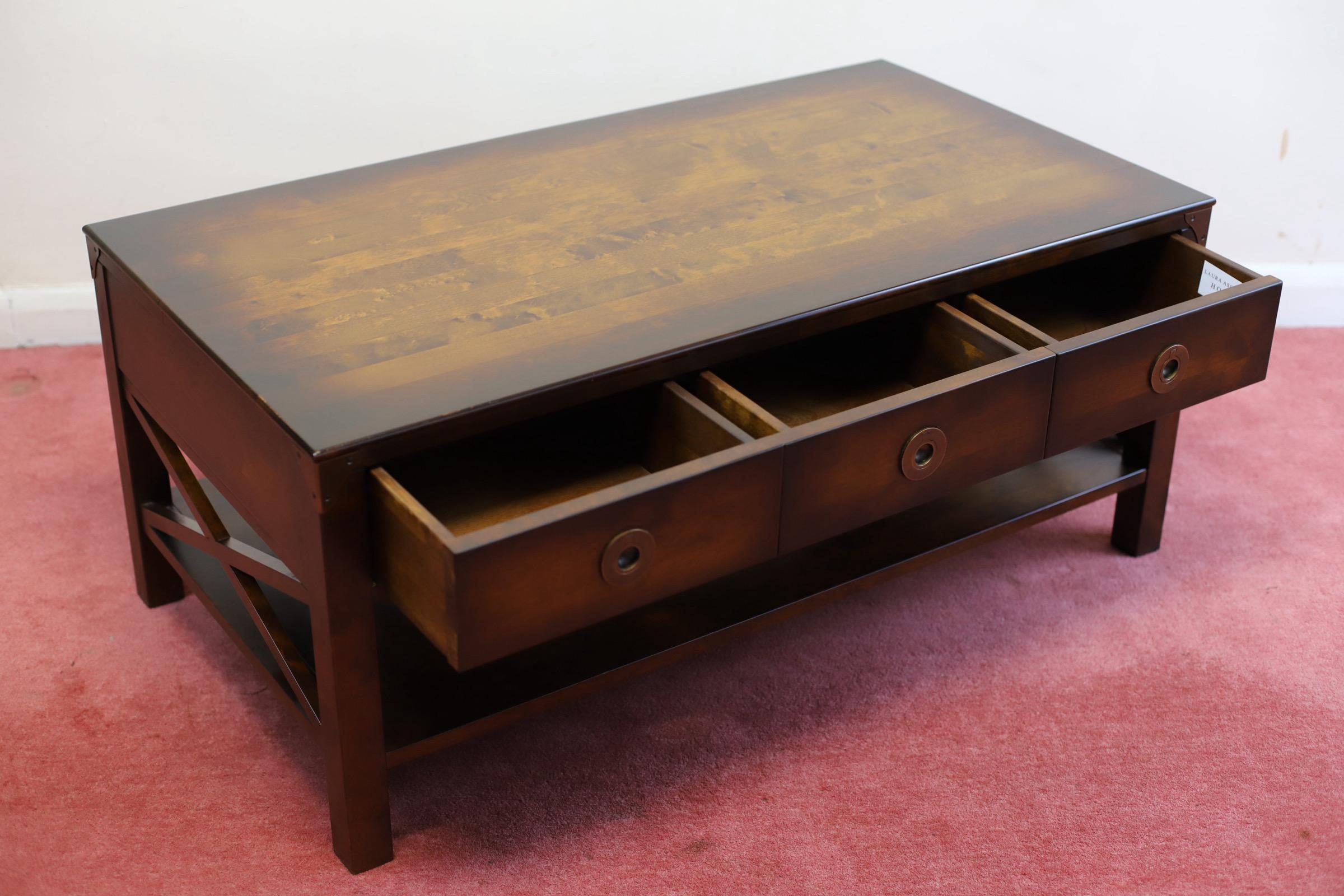 Charmante table basse de style Campaigner de Laura Ashley Bon état à Crawley, GB