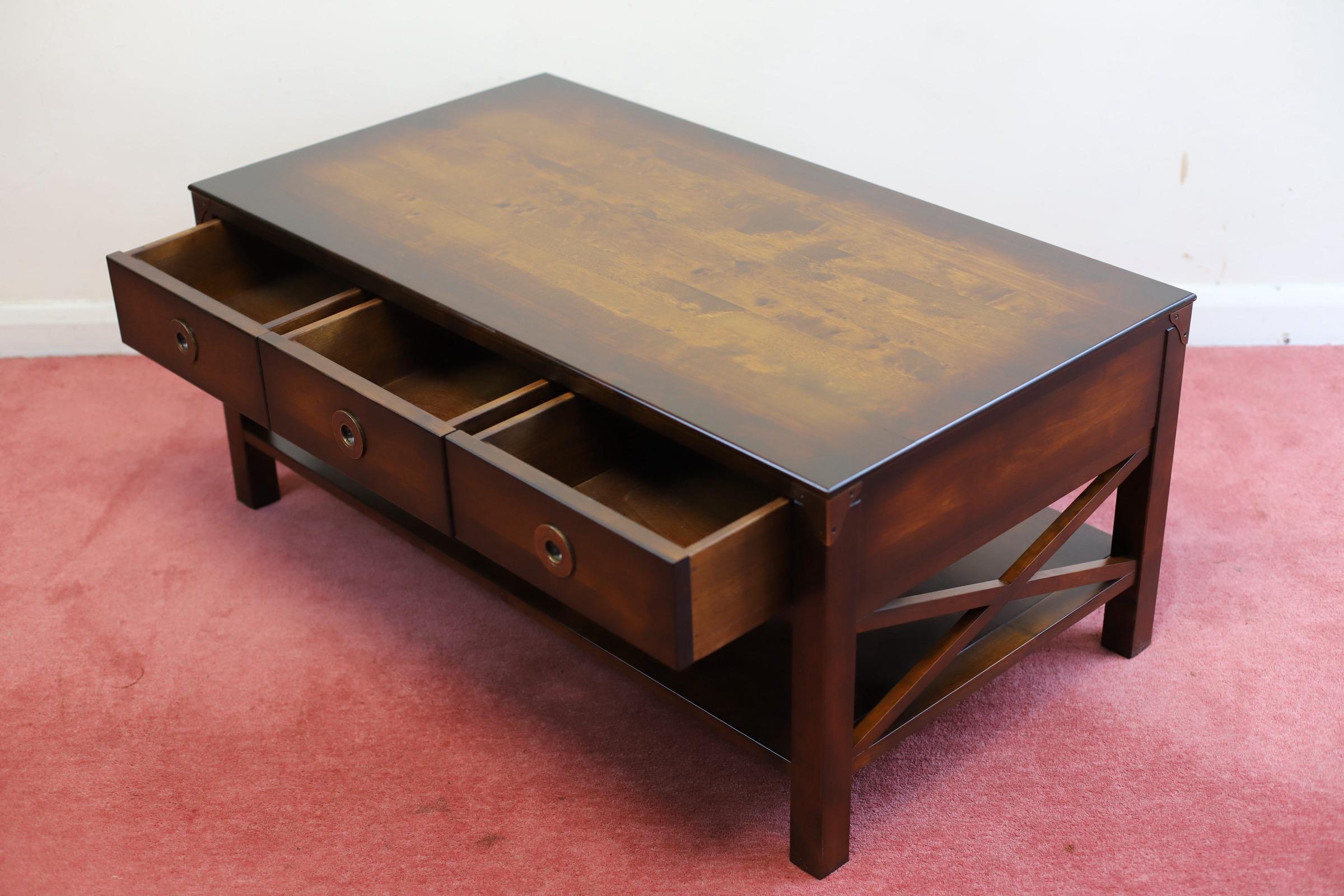 Laiton Charmante table basse de style Campaigner de Laura Ashley