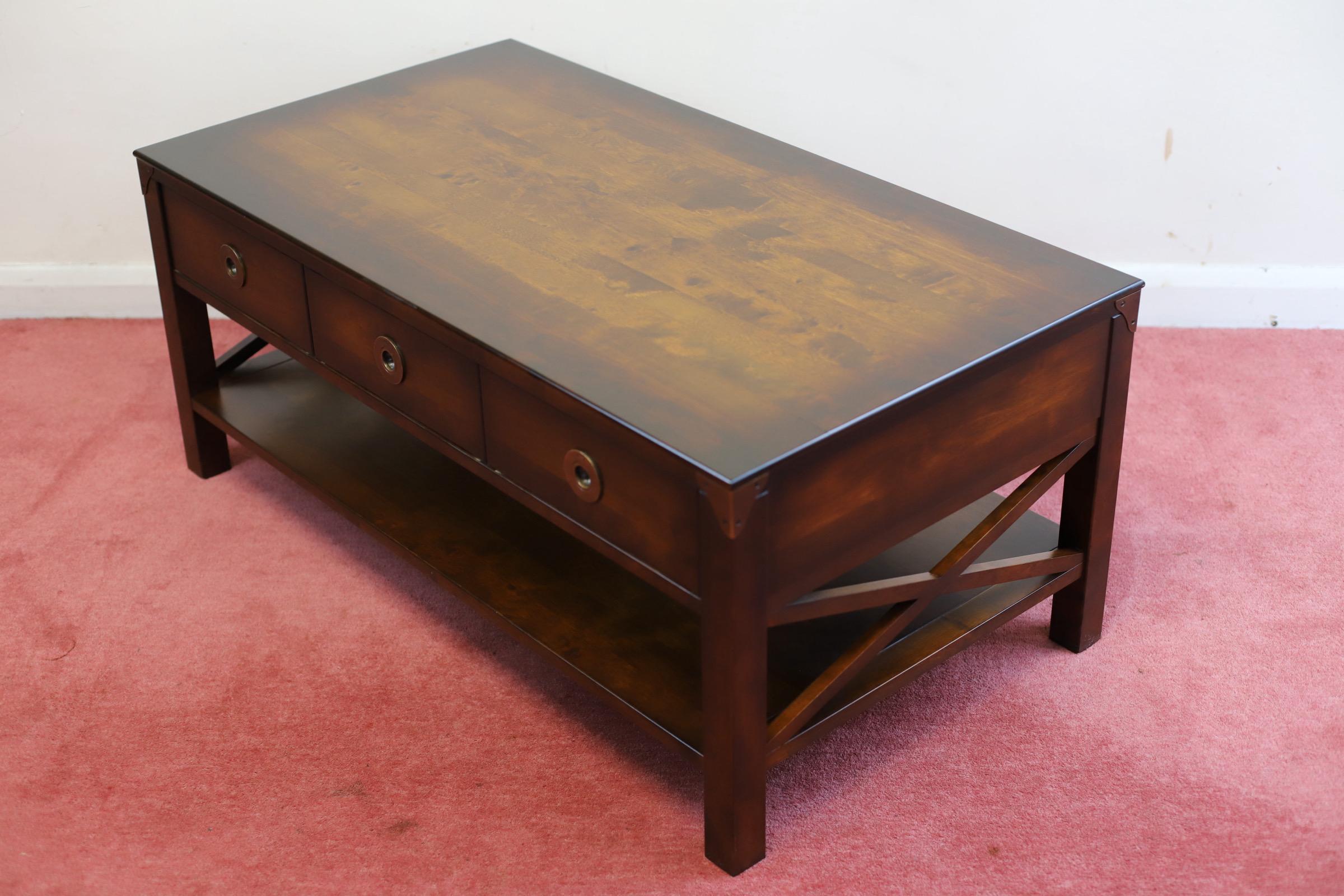 Charmante table basse de style Campaigner de Laura Ashley 1