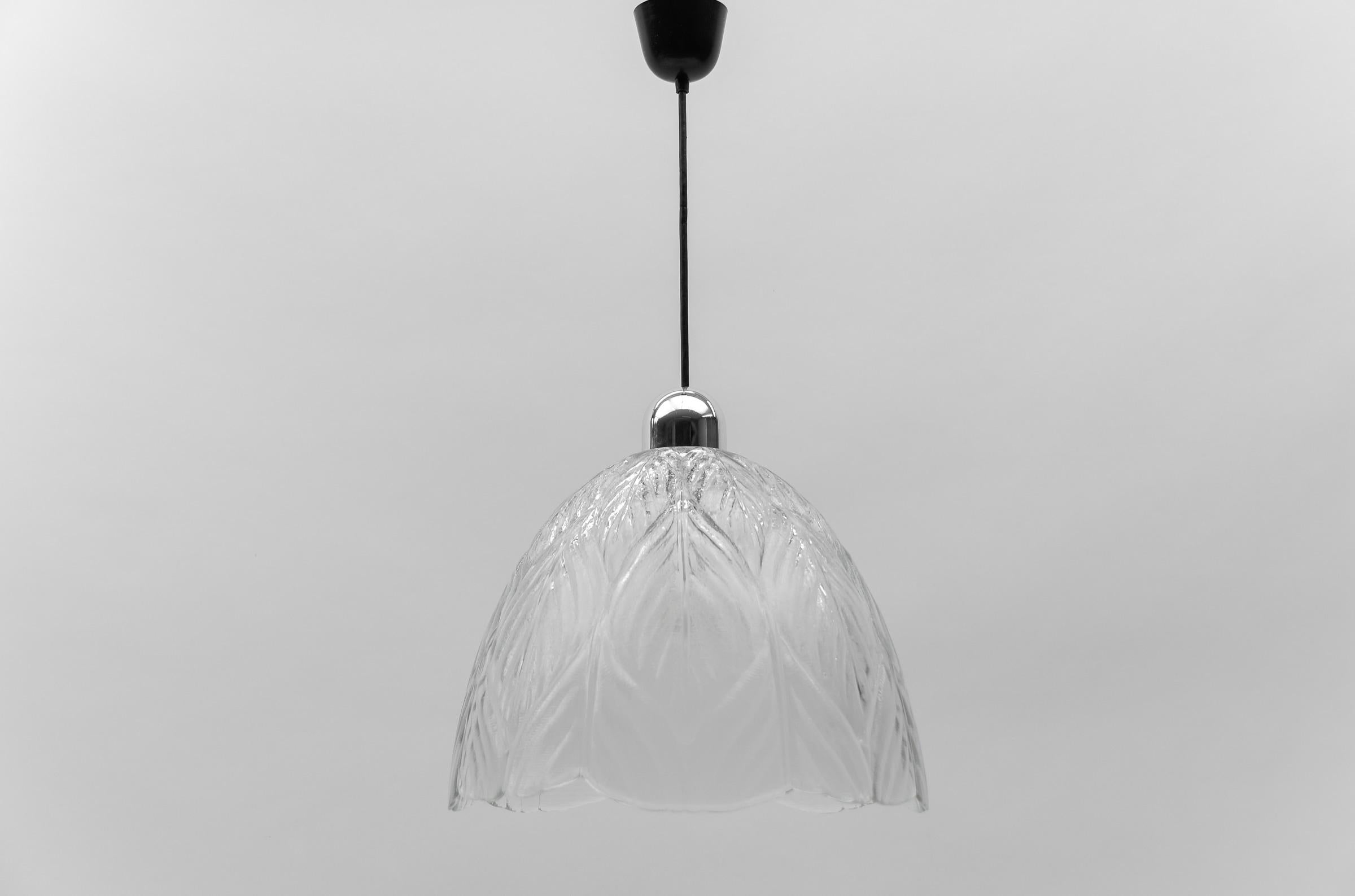 Lovely Leaf Shape Glass Ceiling Lamp by Peill & Putzler, 1960s

The lamp need 1x E27 / E26 Edison screw fit bulb, is wired, in working condition and runs both on 110 / 230 volt.

Light bulbs are not included.

It is possible to install this fixture