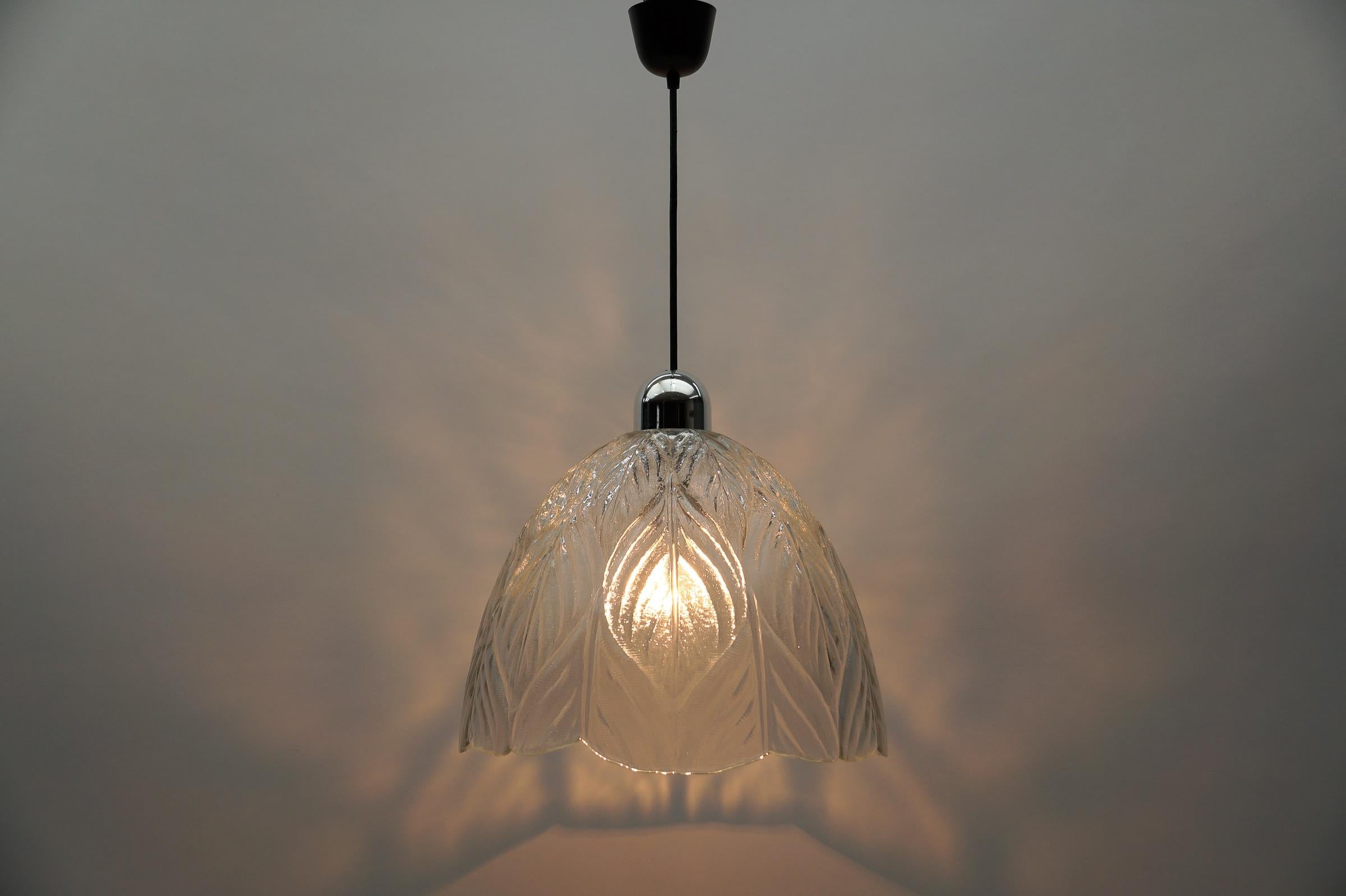 Mid-Century moderno Lampada da soffitto in vetro a forma di foglia di Peill & Putzler, anni '60 in vendita
