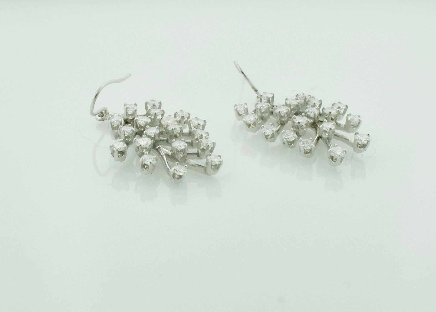 Moderno Orecchini con diamanti a forma di foglia in oro bianco in vendita