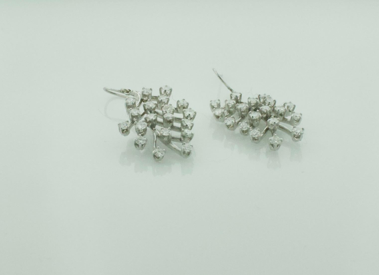 Orecchini con diamanti a forma di foglia in oro bianco In condizioni ottime in vendita a Wailea, HI