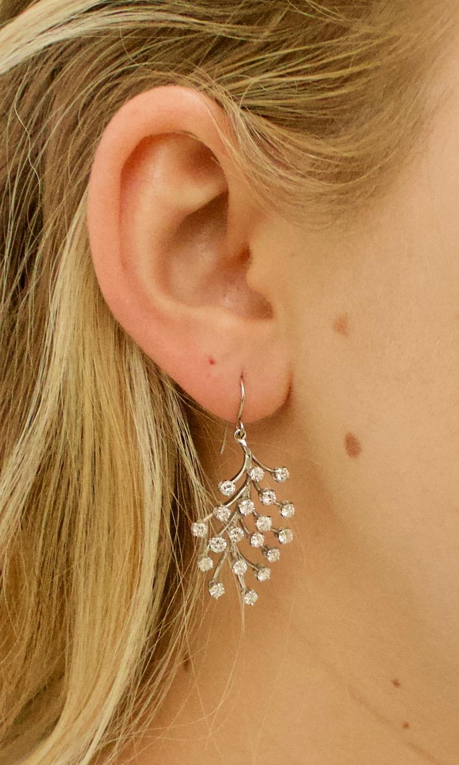 da uomo o donna Orecchini con diamanti a forma di foglia in oro bianco in vendita